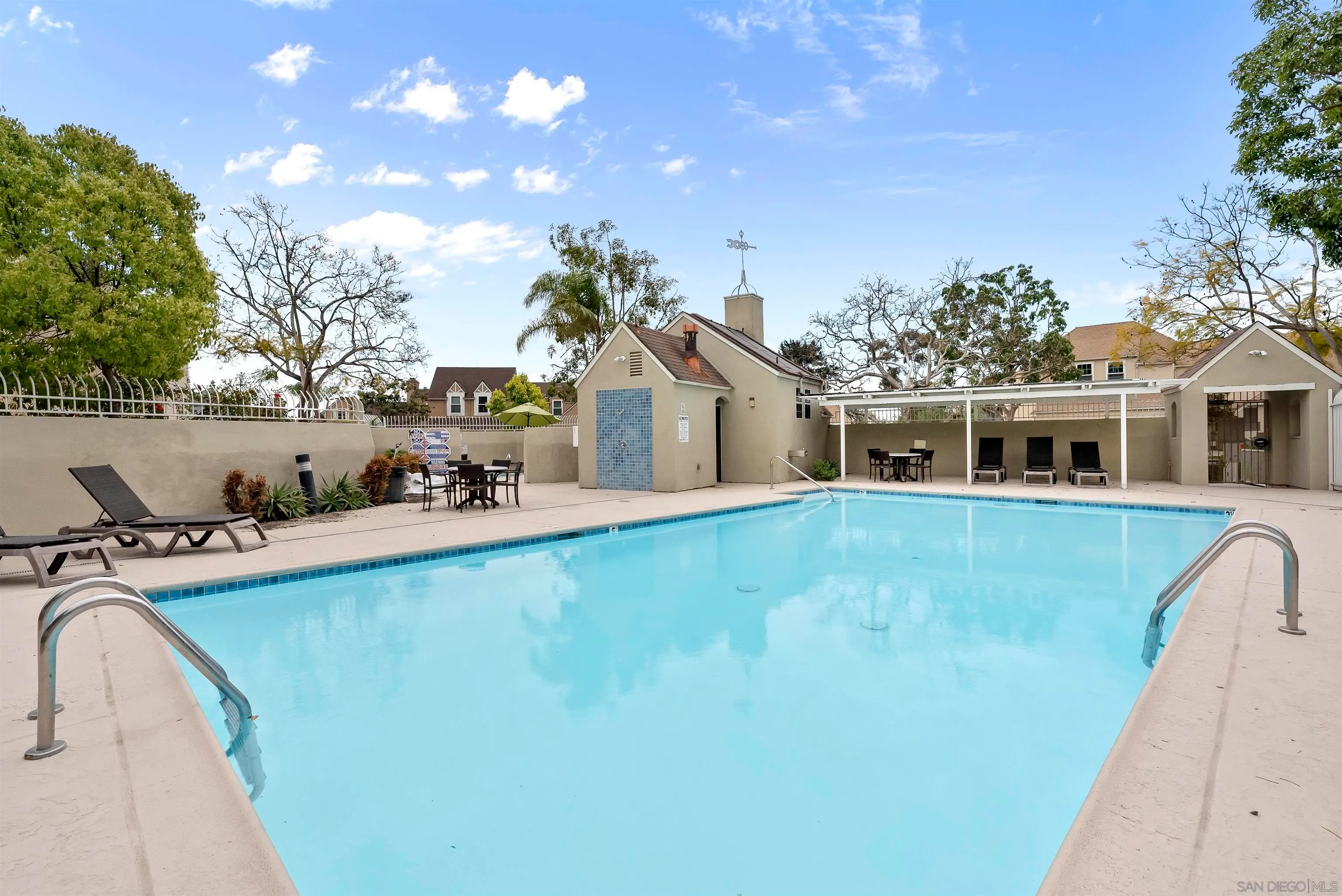 Carlsbad, California 92010, United States, 2 Bedrooms Bedrooms, ,3 BathroomsBathrooms,Residential,Pending,110907