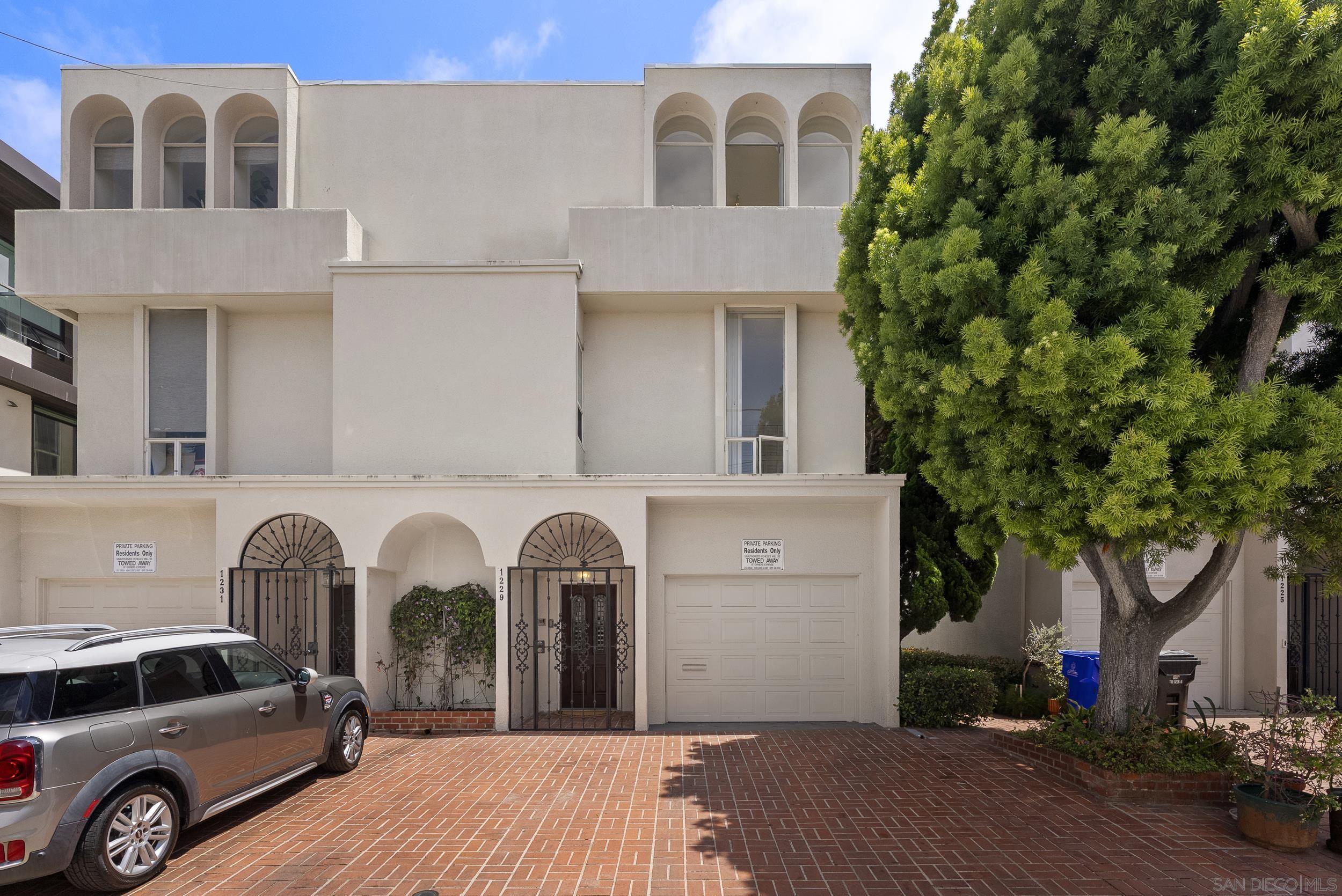 1229 Roslyn Ln