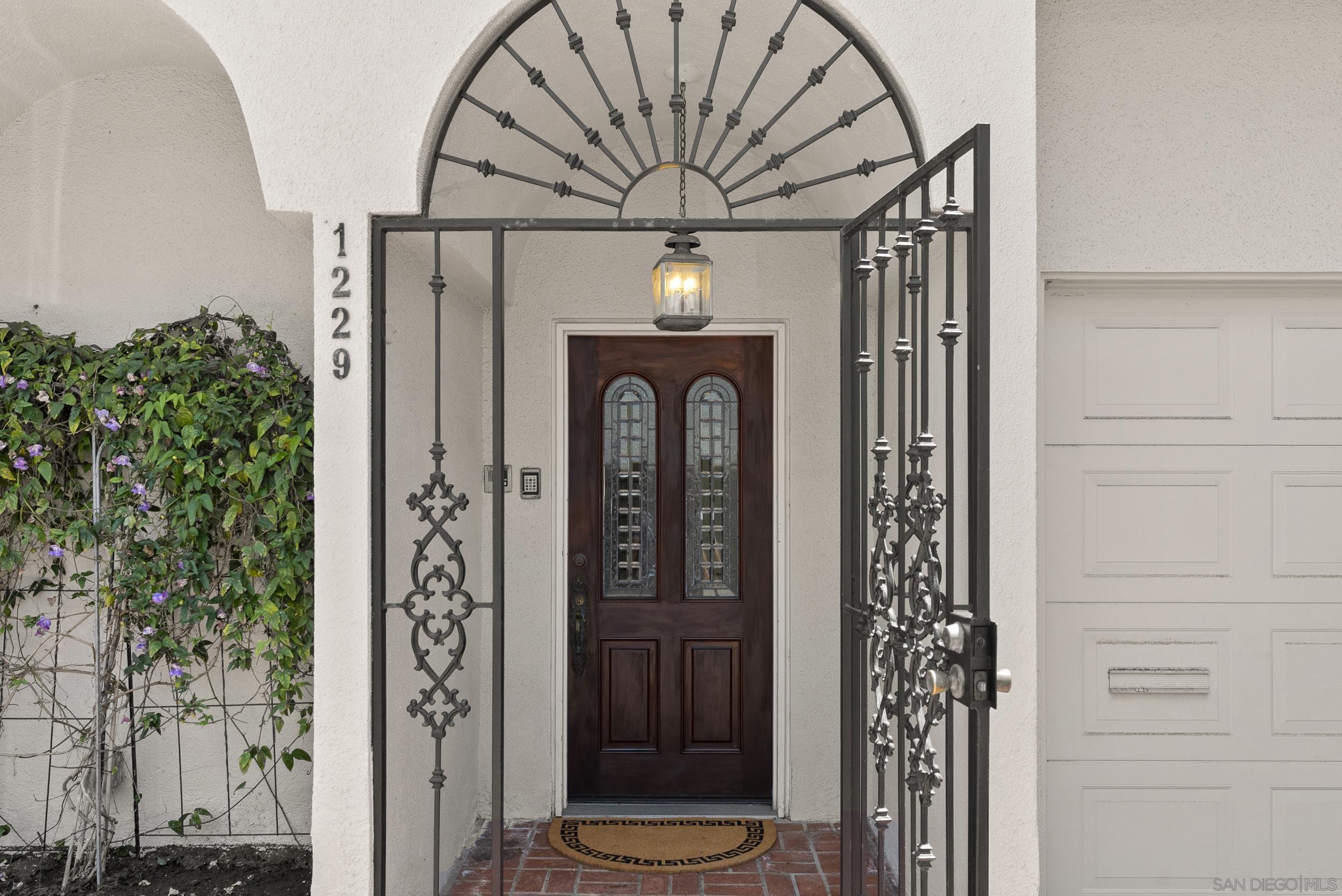 1229 Roslyn Ln