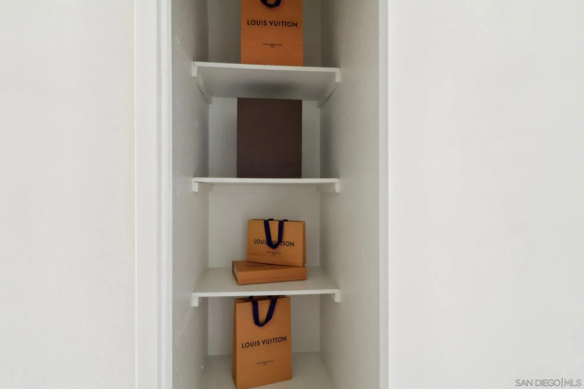 La Jolla, California 92037, United States, 2 Bedrooms Bedrooms, ,3 BathroomsBathrooms,Residential,Pending,16189