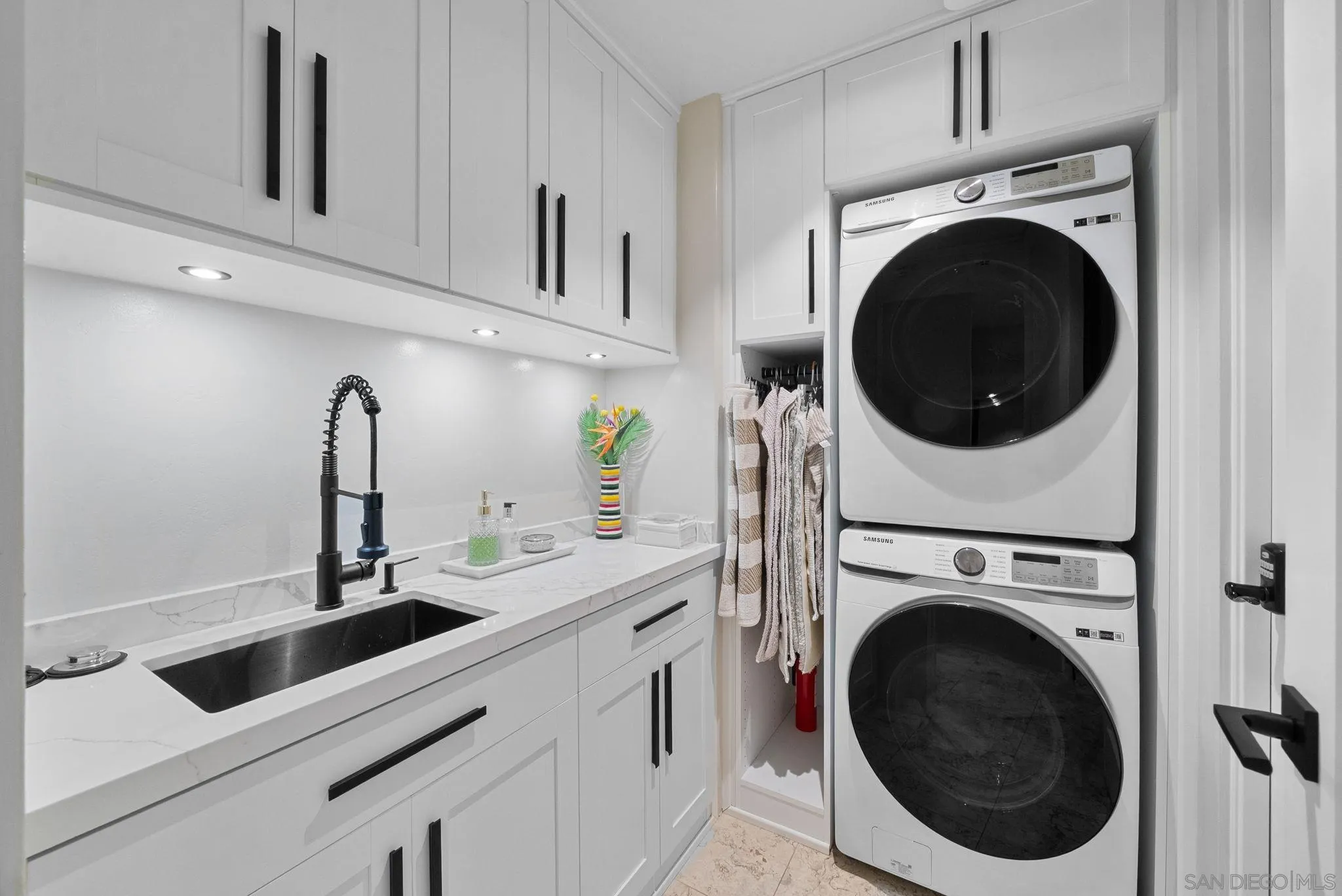 La Jolla, California 92037, United States, 4 Bedrooms Bedrooms, ,5 BathroomsBathrooms,Residential,Active,124410