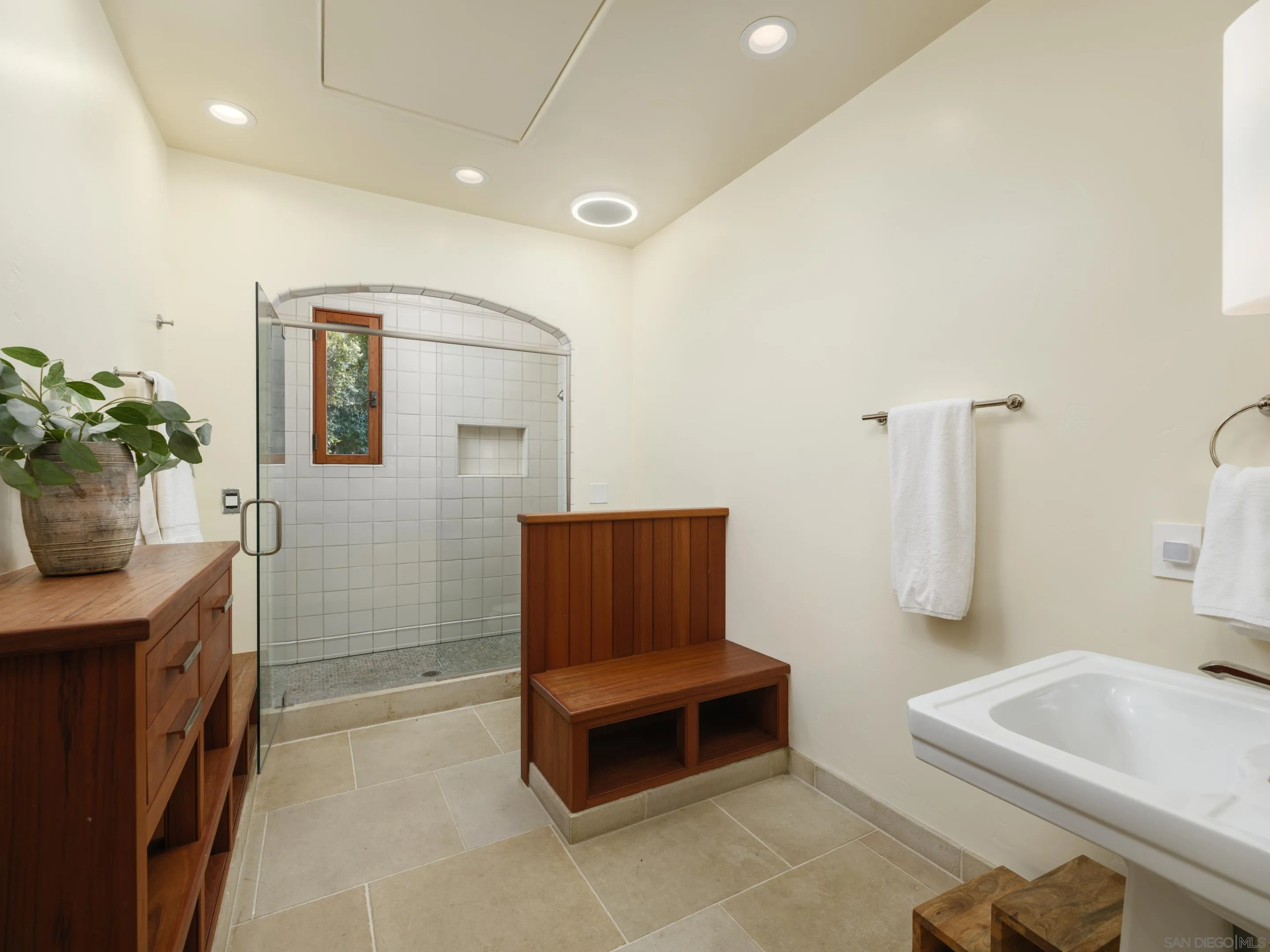 La Jolla, California 92037, United States, 6 Bedrooms Bedrooms, ,4 BathroomsBathrooms,Residential,Active,14852