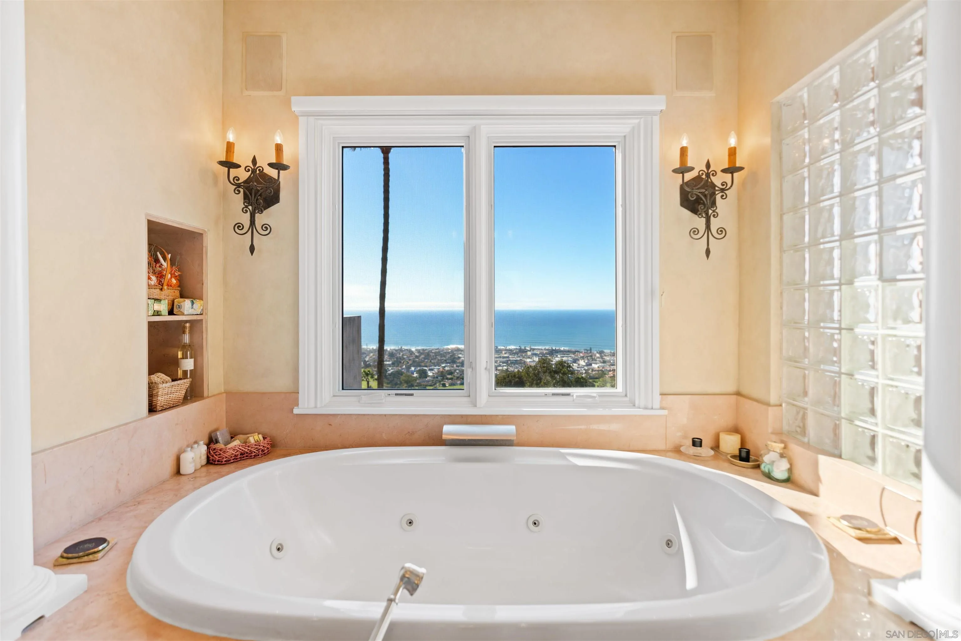 La Jolla, California 92037, United States, 6 Bedrooms Bedrooms, ,8 BathroomsBathrooms,Residential,Active,55408