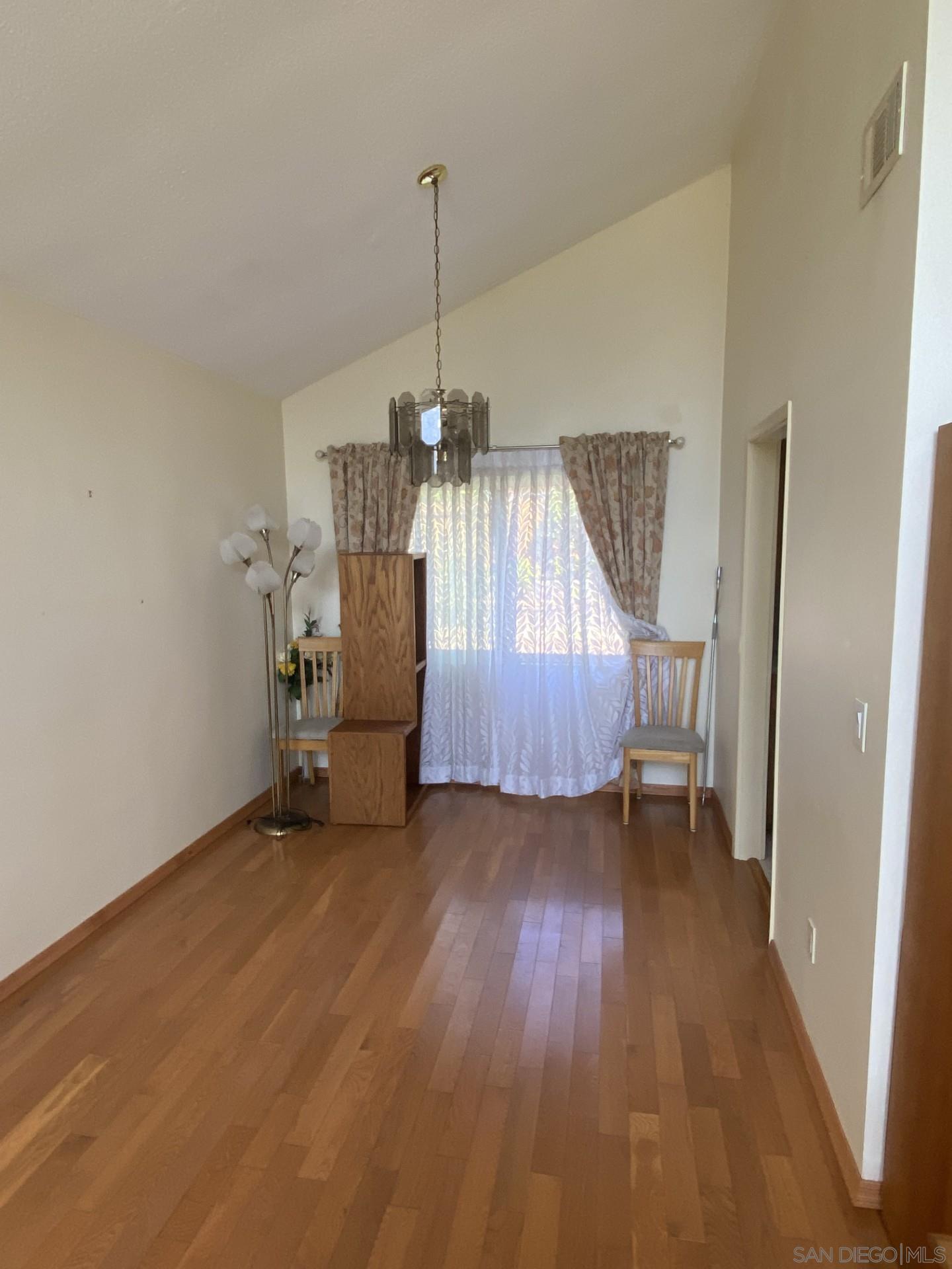 1543 Calle Violetas