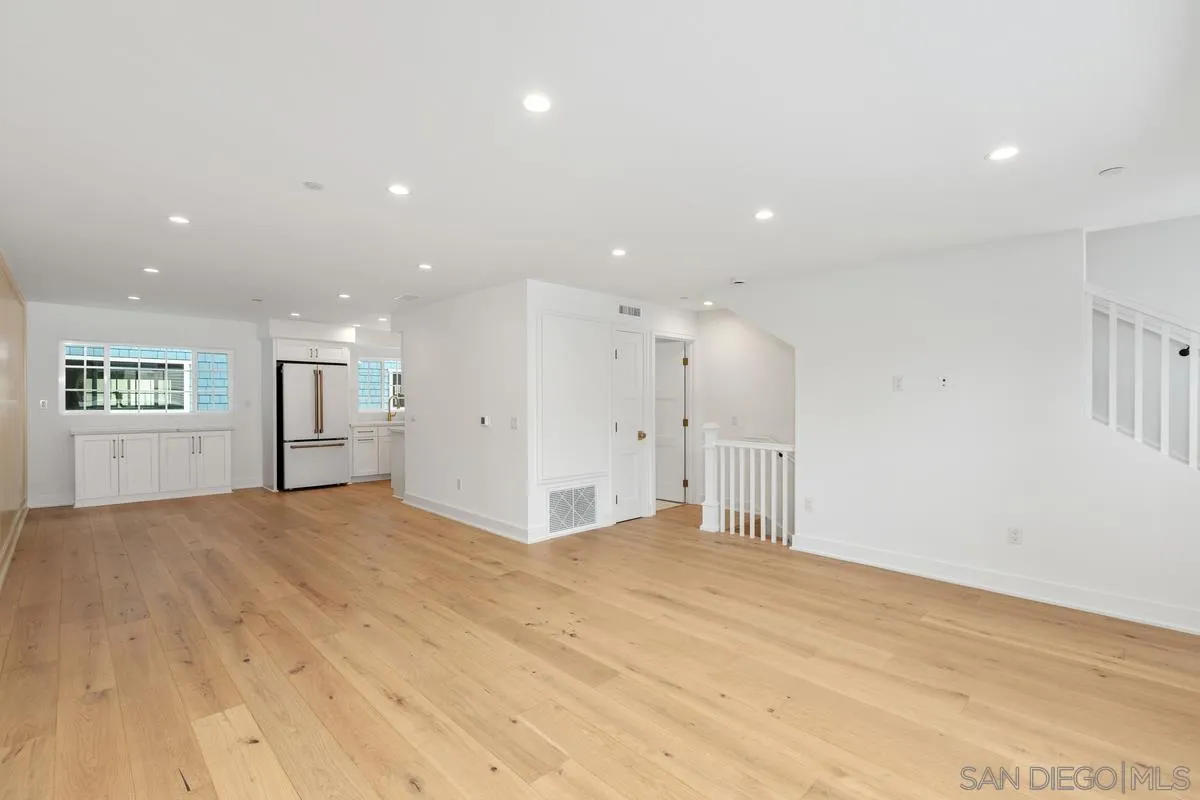 Coronado, California 92118, United States, 3 Bedrooms Bedrooms, ,3 BathroomsBathrooms,Residential,Active,83117