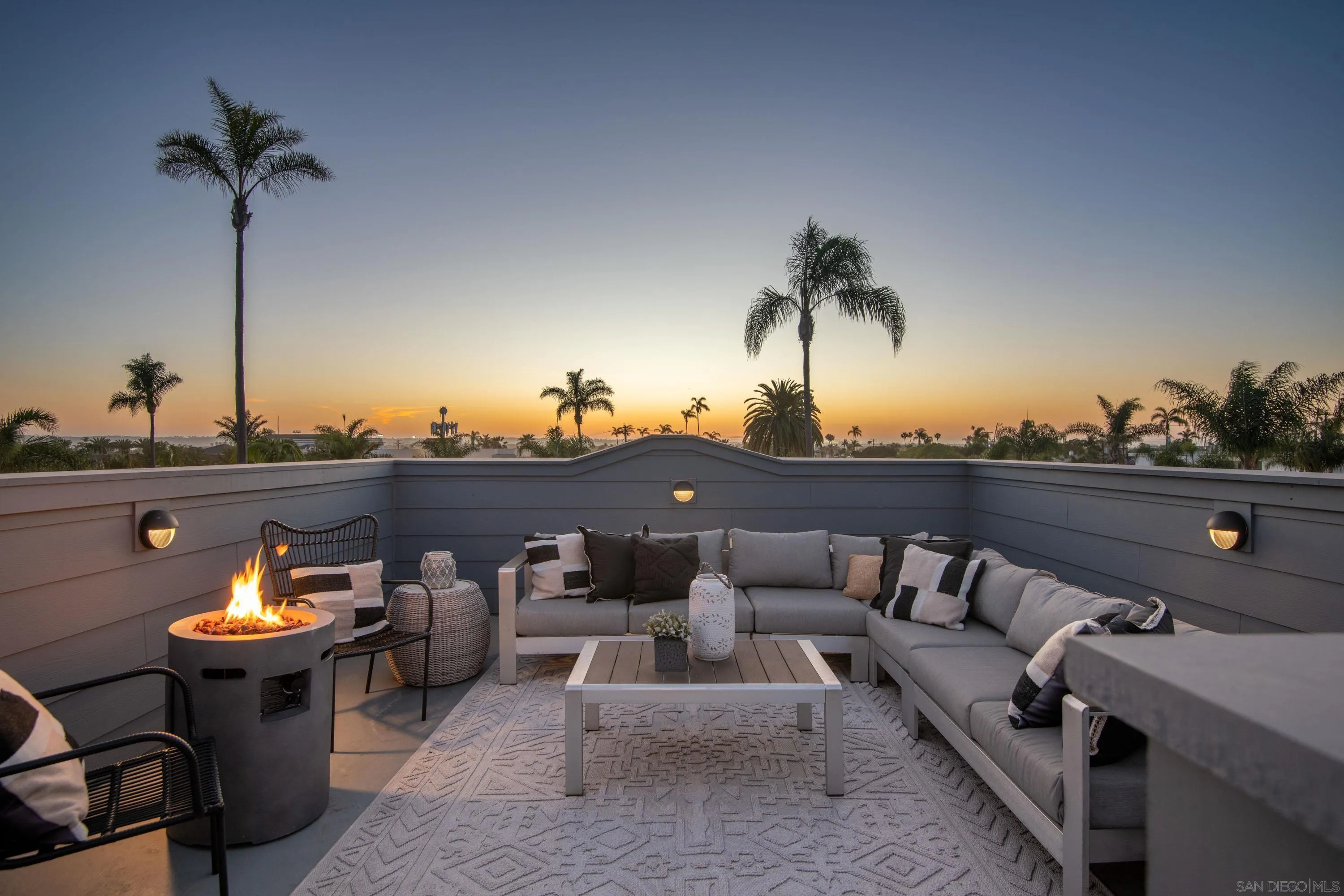 Coronado, California 92118, United States, 3 Bedrooms Bedrooms, ,3 BathroomsBathrooms,Residential,Active,83117