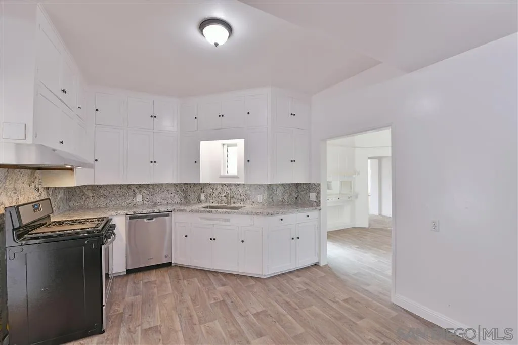 La Jolla, California 92037, United States, 5 Bedrooms Bedrooms, ,3 BathroomsBathrooms,Residential,Pending,31159