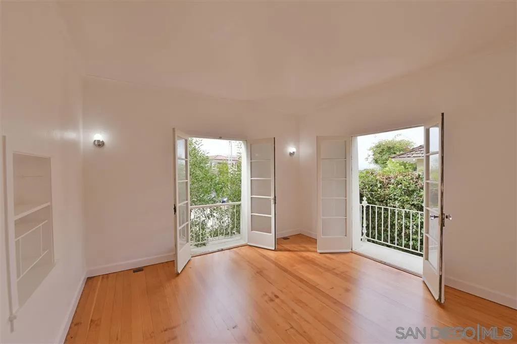 La Jolla, California 92037, United States, 5 Bedrooms Bedrooms, ,3 BathroomsBathrooms,Residential,Pending,31159