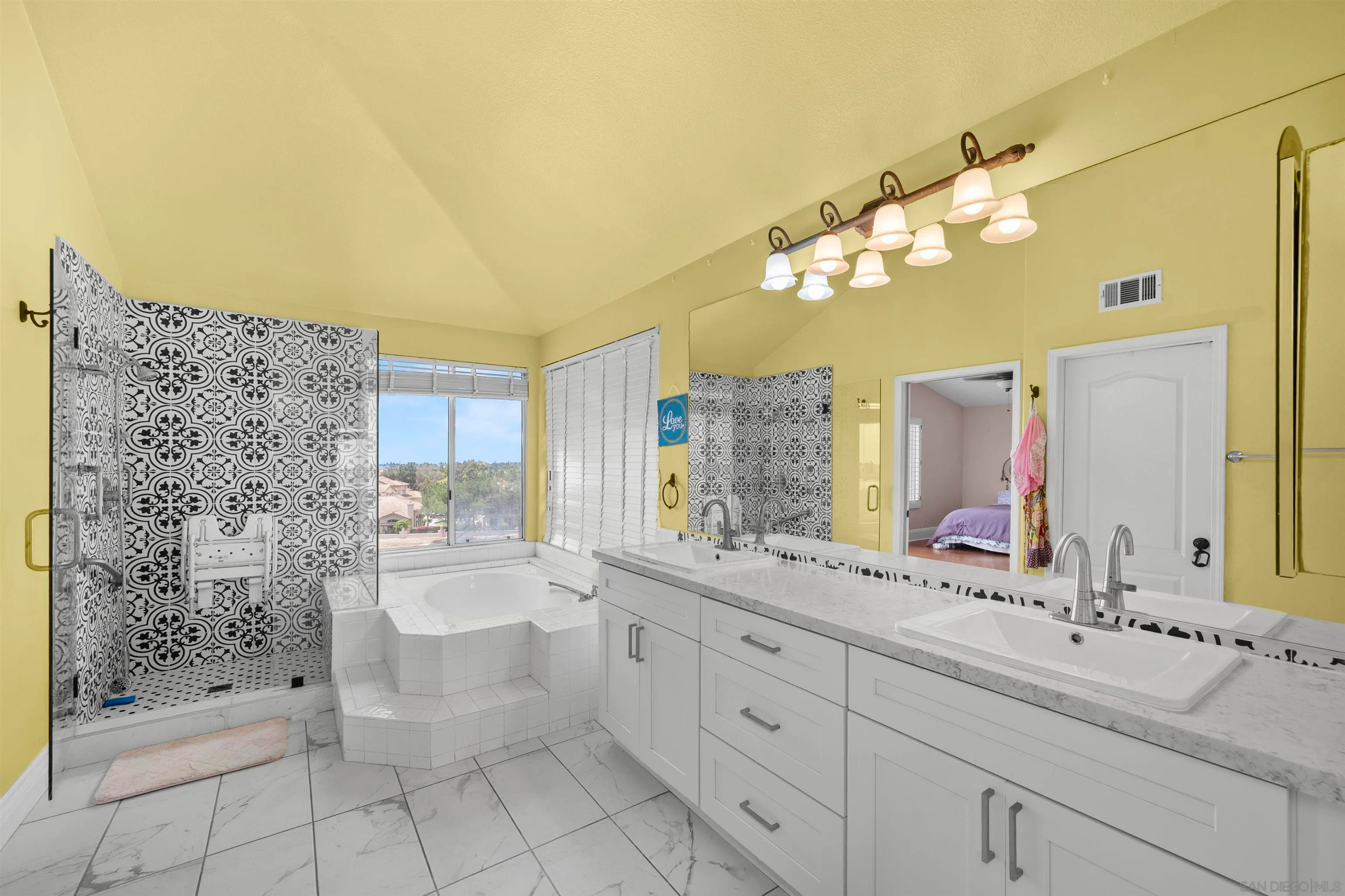 Chula Vista, California 91915, United States, 4 Bedrooms Bedrooms, ,3 BathroomsBathrooms,Residential,Pending,119274