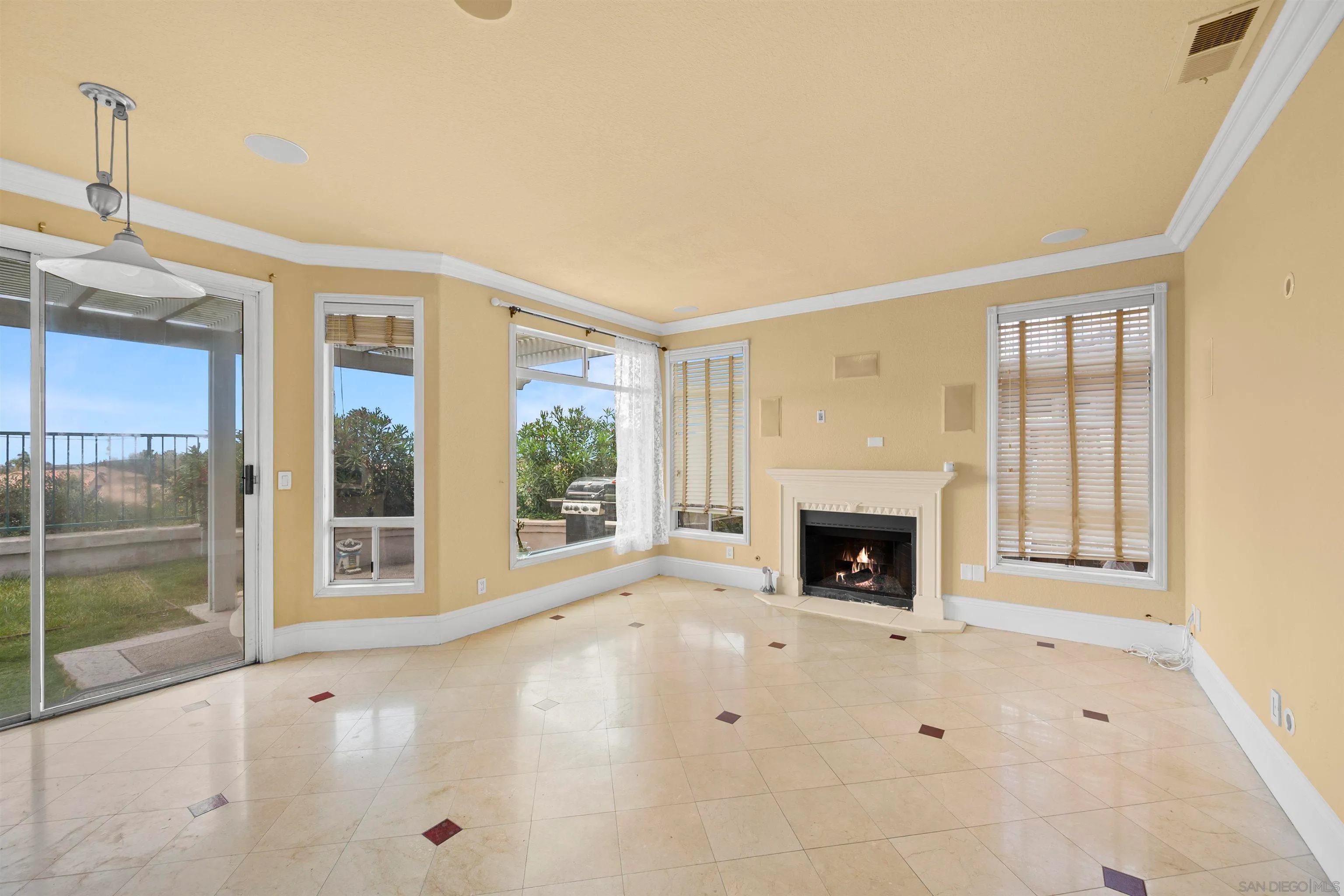 Chula Vista, California 91915, United States, 4 Bedrooms Bedrooms, ,3 BathroomsBathrooms,Residential,Pending,119274