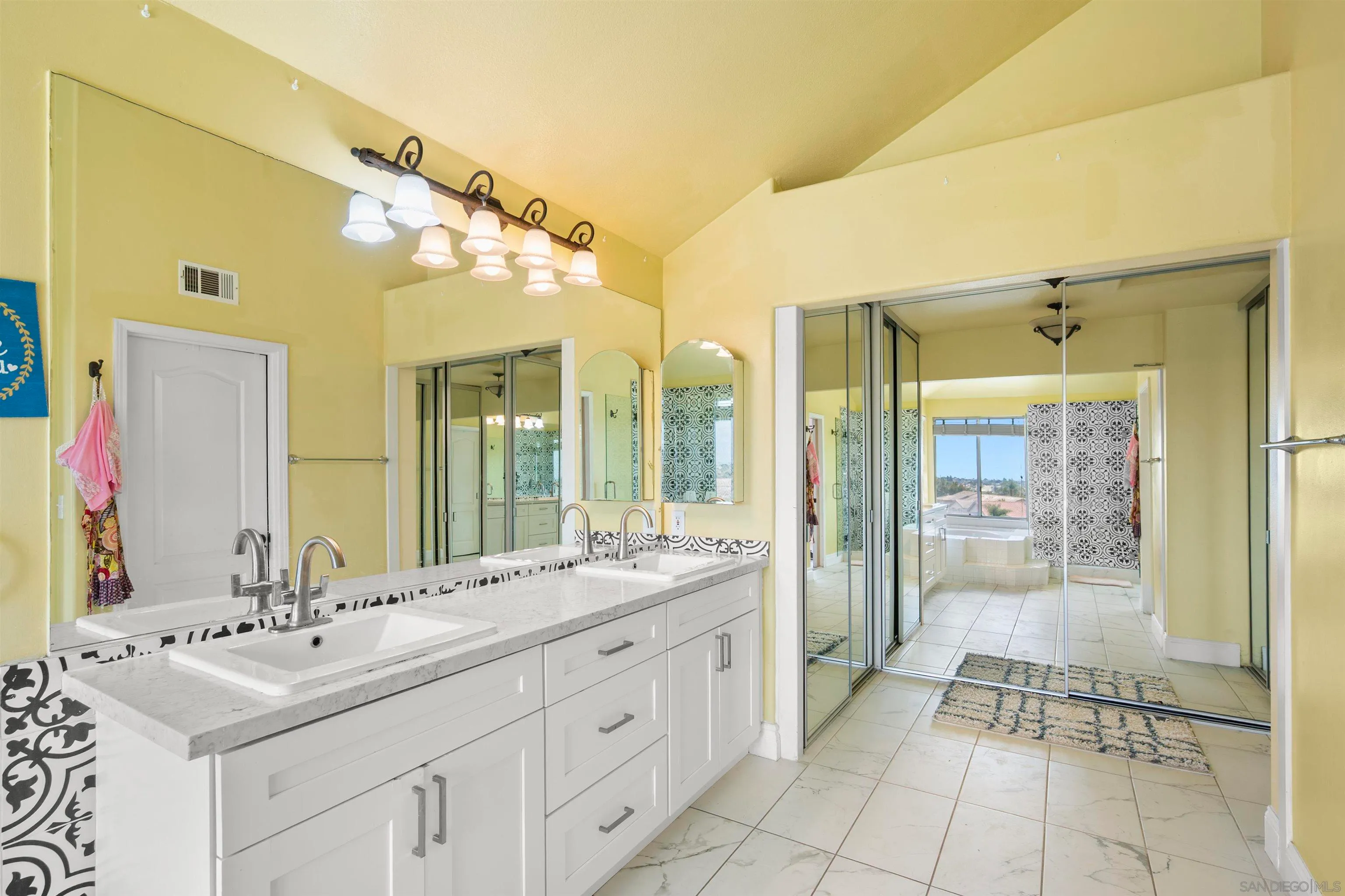 Chula Vista, California 91915, United States, 4 Bedrooms Bedrooms, ,3 BathroomsBathrooms,Residential,Pending,119274