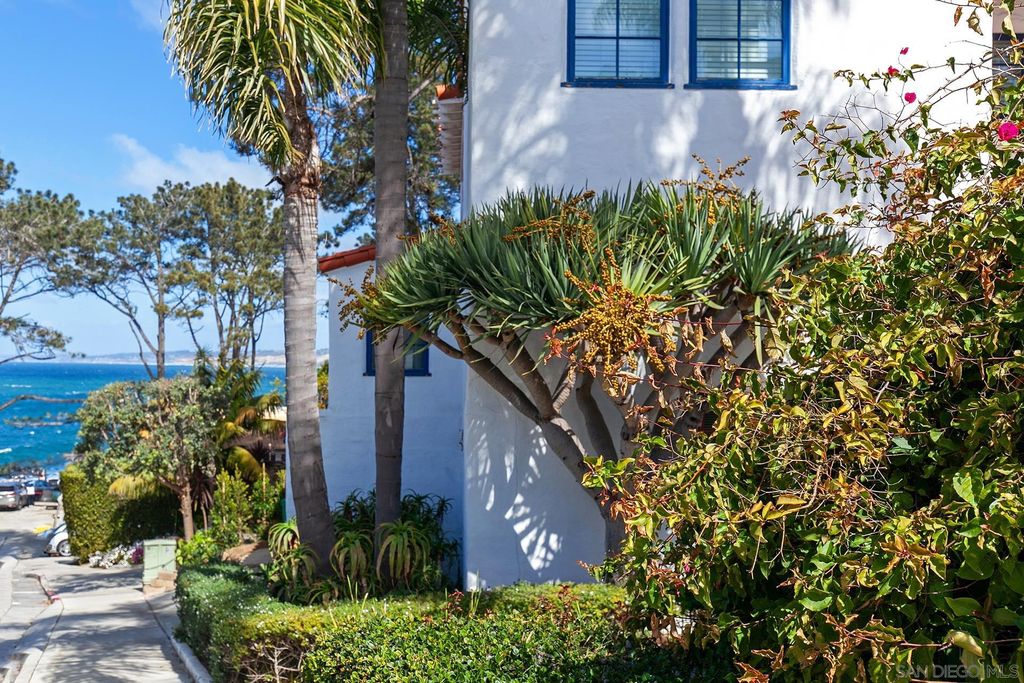 Photo of 1315 Cave St #B, La Jolla, CA 92037 (MLS # 250025030)