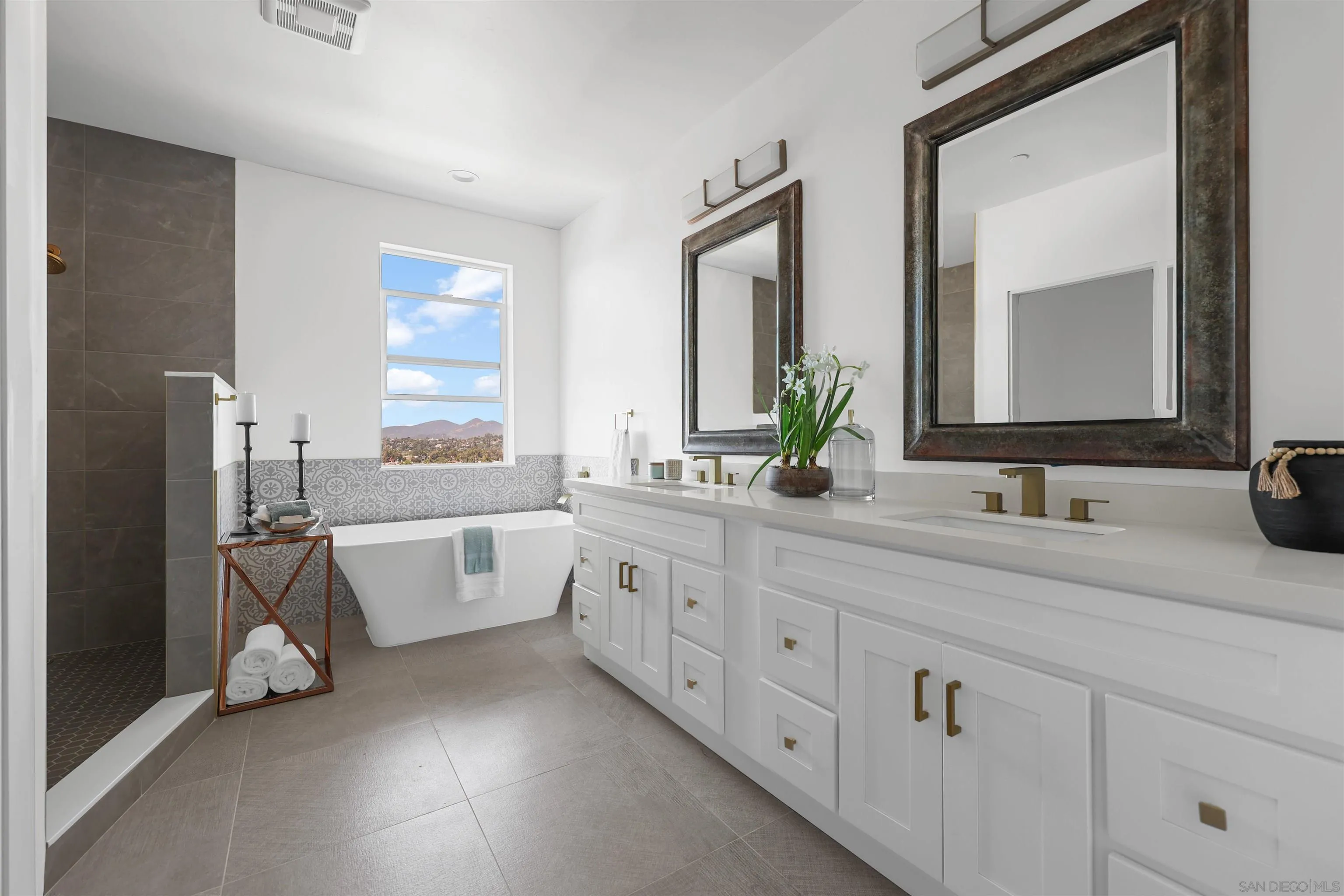 Escondido, California 92025, United States, 5 Bedrooms Bedrooms, ,5 BathroomsBathrooms,Residential,Active,67310