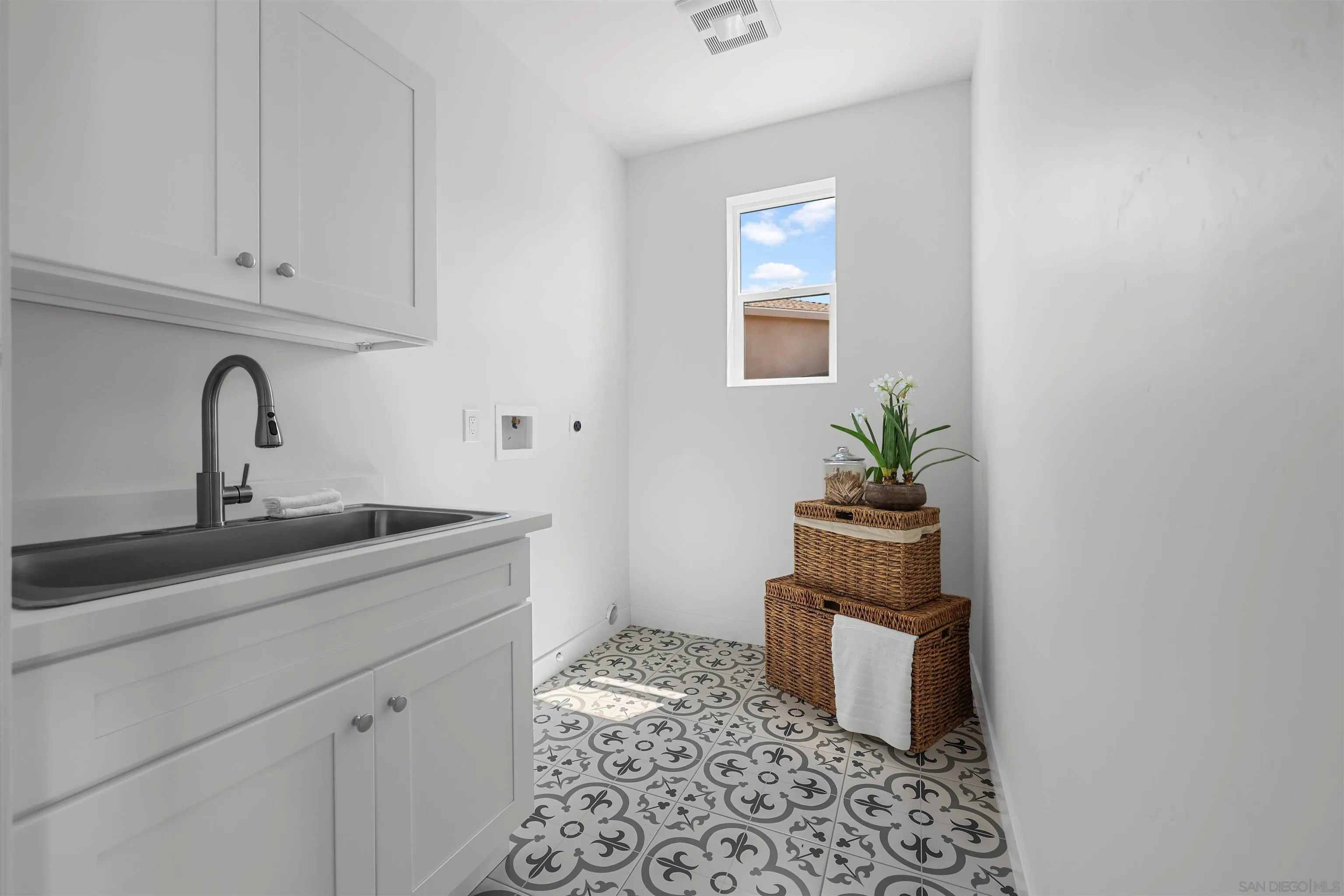 Escondido, California 92025, United States, 5 Bedrooms Bedrooms, ,5 BathroomsBathrooms,Residential,Active,67310