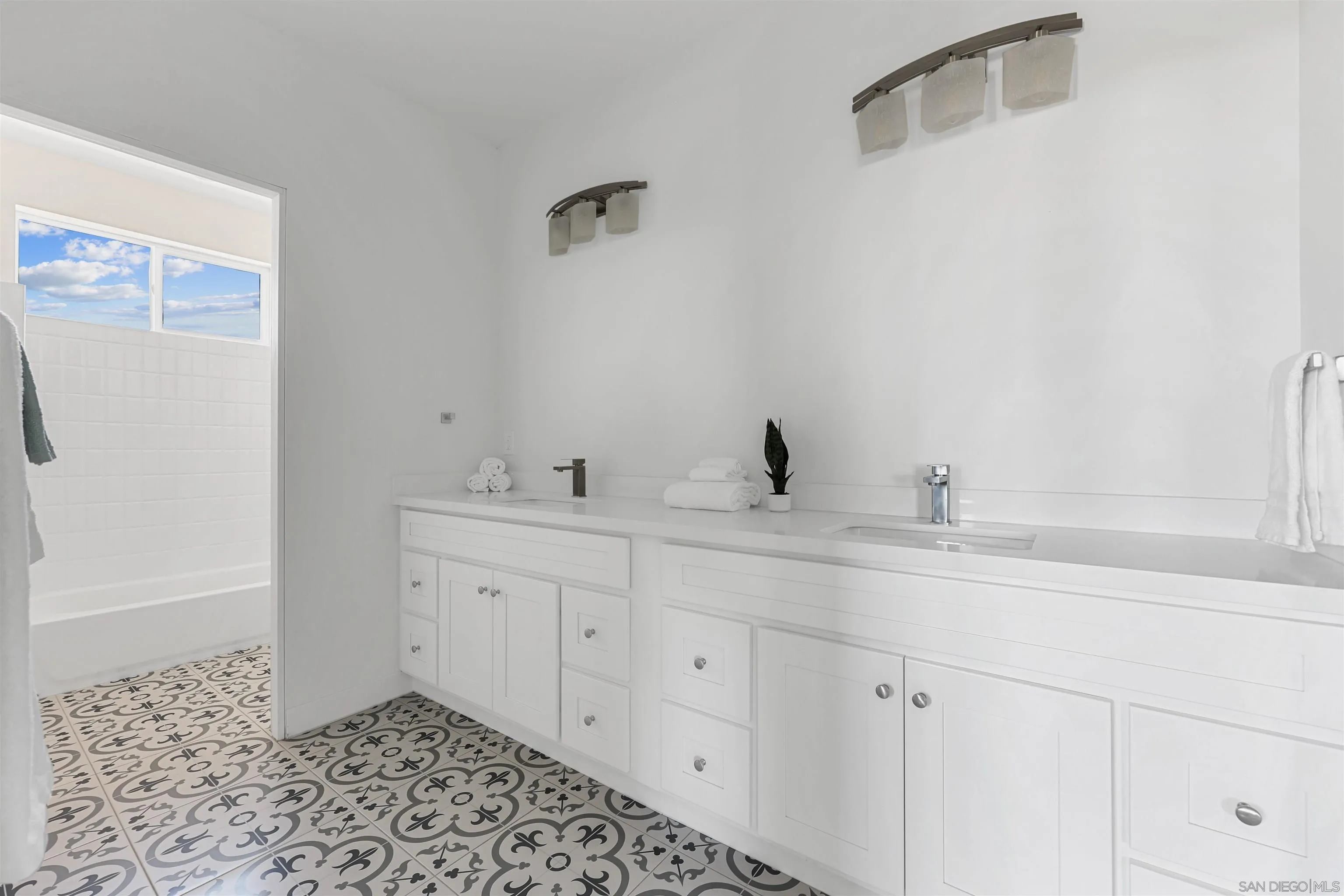 Escondido, California 92025, United States, 5 Bedrooms Bedrooms, ,5 BathroomsBathrooms,Residential,Active,67310