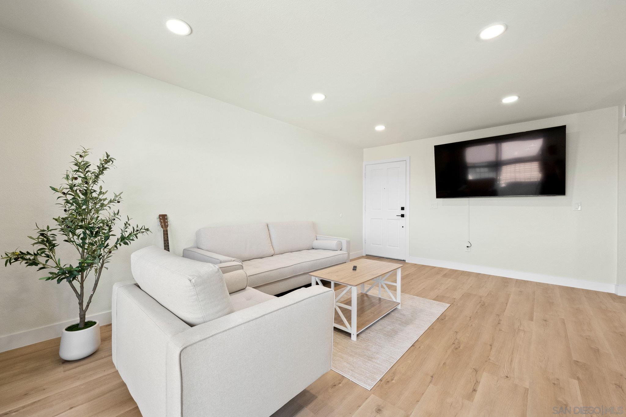 5109 Fontaine St 215