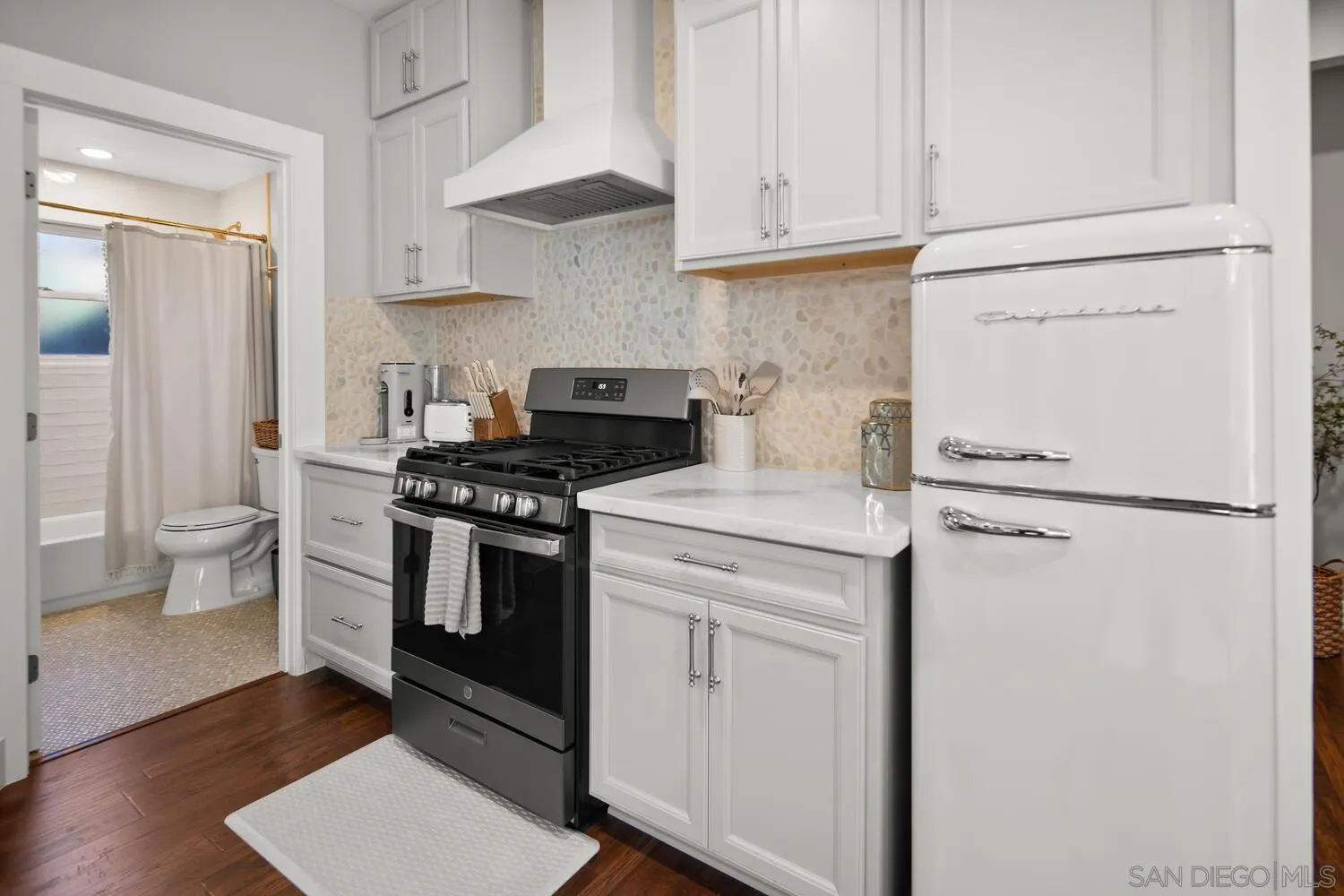 Coronado, California 92118, United States, 6 Bedrooms Bedrooms, ,4 BathroomsBathrooms,Residential,Pending,83919