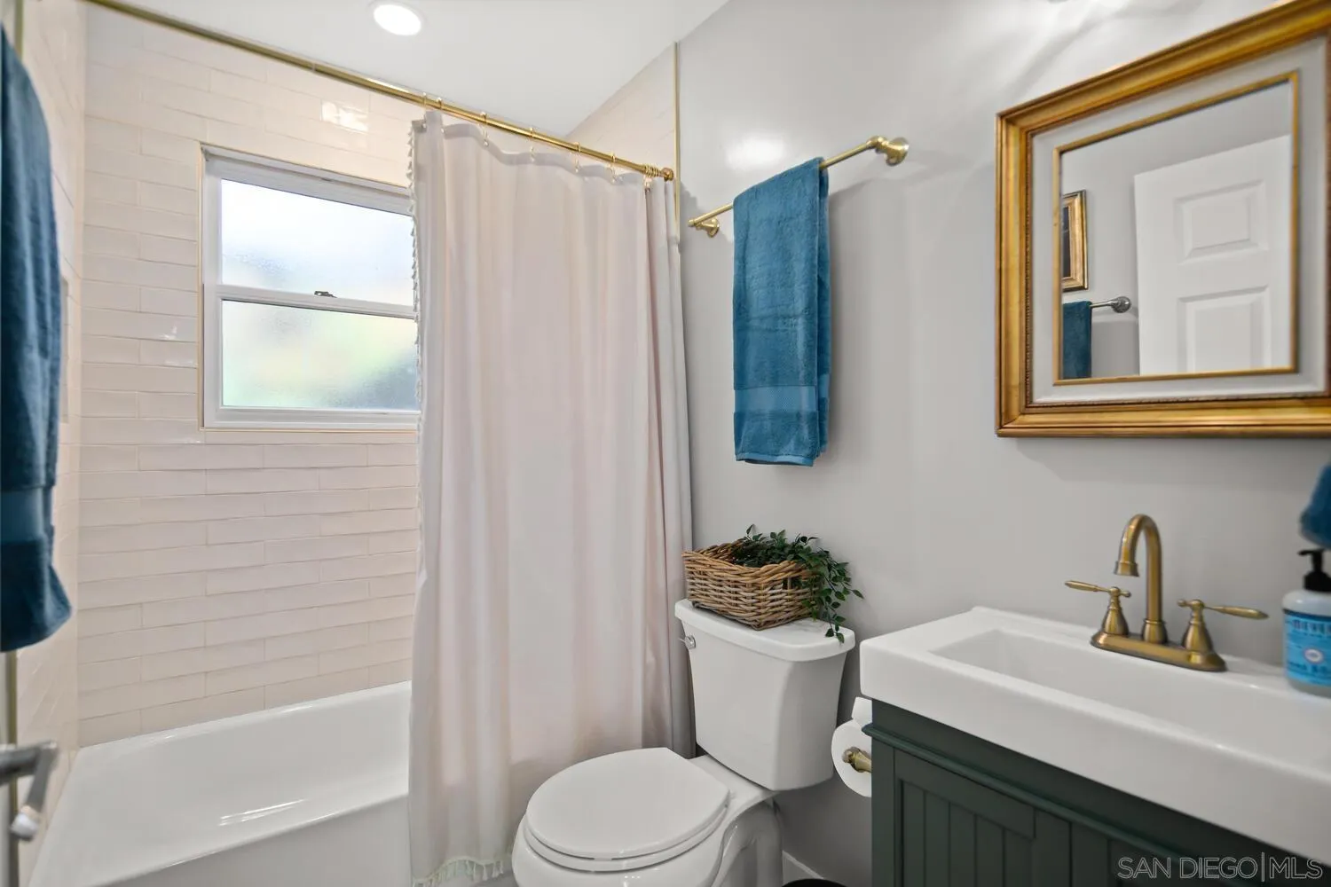 Coronado, California 92118, United States, 6 Bedrooms Bedrooms, ,4 BathroomsBathrooms,Residential,Pending,83919