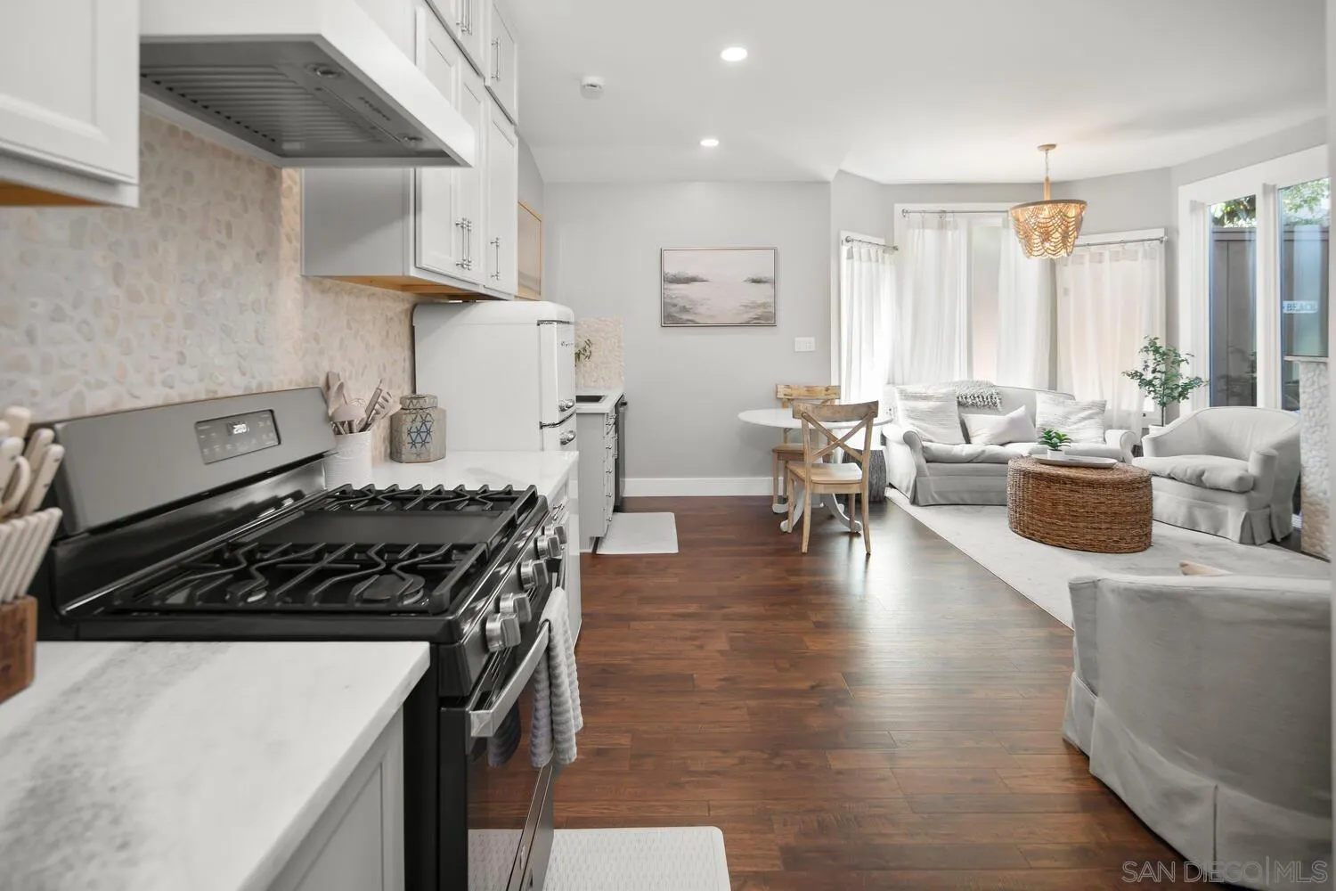 Coronado, California 92118, United States, 6 Bedrooms Bedrooms, ,4 BathroomsBathrooms,Residential,Pending,83919