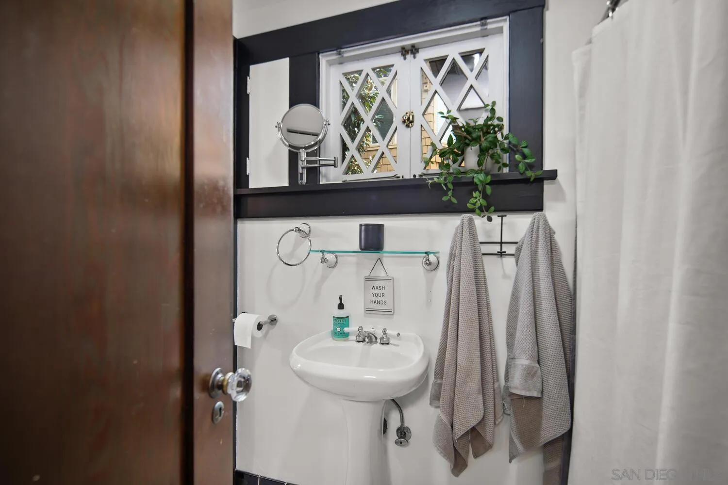 Coronado, California 92118, United States, 6 Bedrooms Bedrooms, ,4 BathroomsBathrooms,Residential,Pending,83919