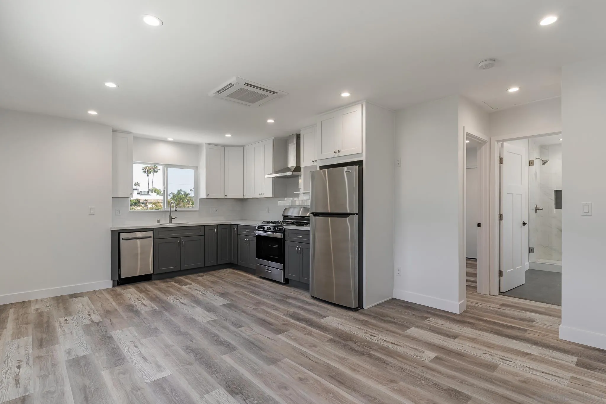 San Diego, California 92109, United States, 4 Bedrooms Bedrooms, ,3 BathroomsBathrooms,Residential,Pending,118568