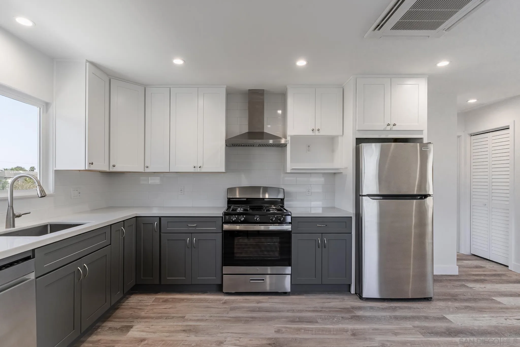 San Diego, California 92109, United States, 4 Bedrooms Bedrooms, ,3 BathroomsBathrooms,Residential,Pending,118568