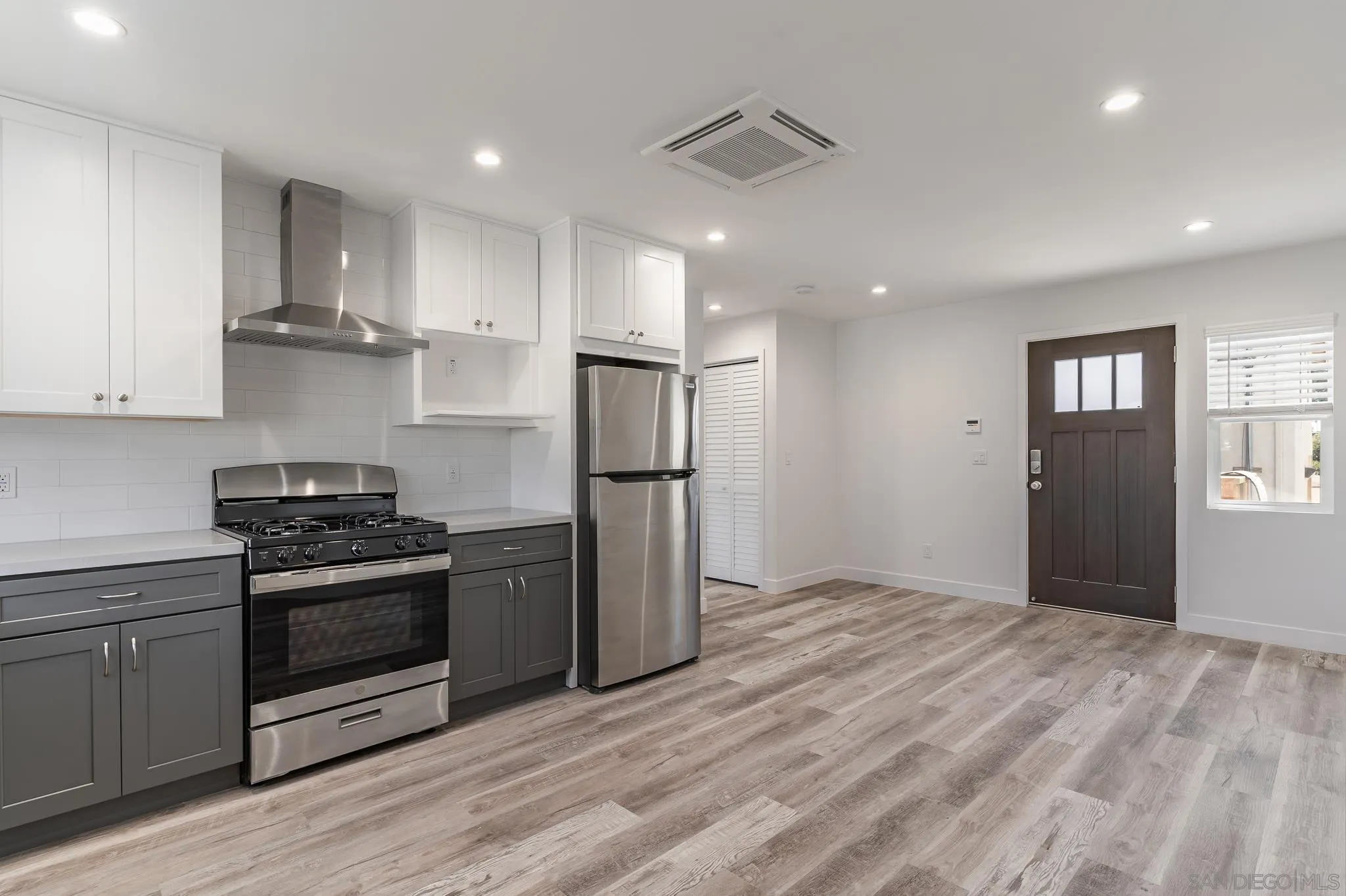 San Diego, California 92109, United States, 4 Bedrooms Bedrooms, ,3 BathroomsBathrooms,Residential,Pending,118568