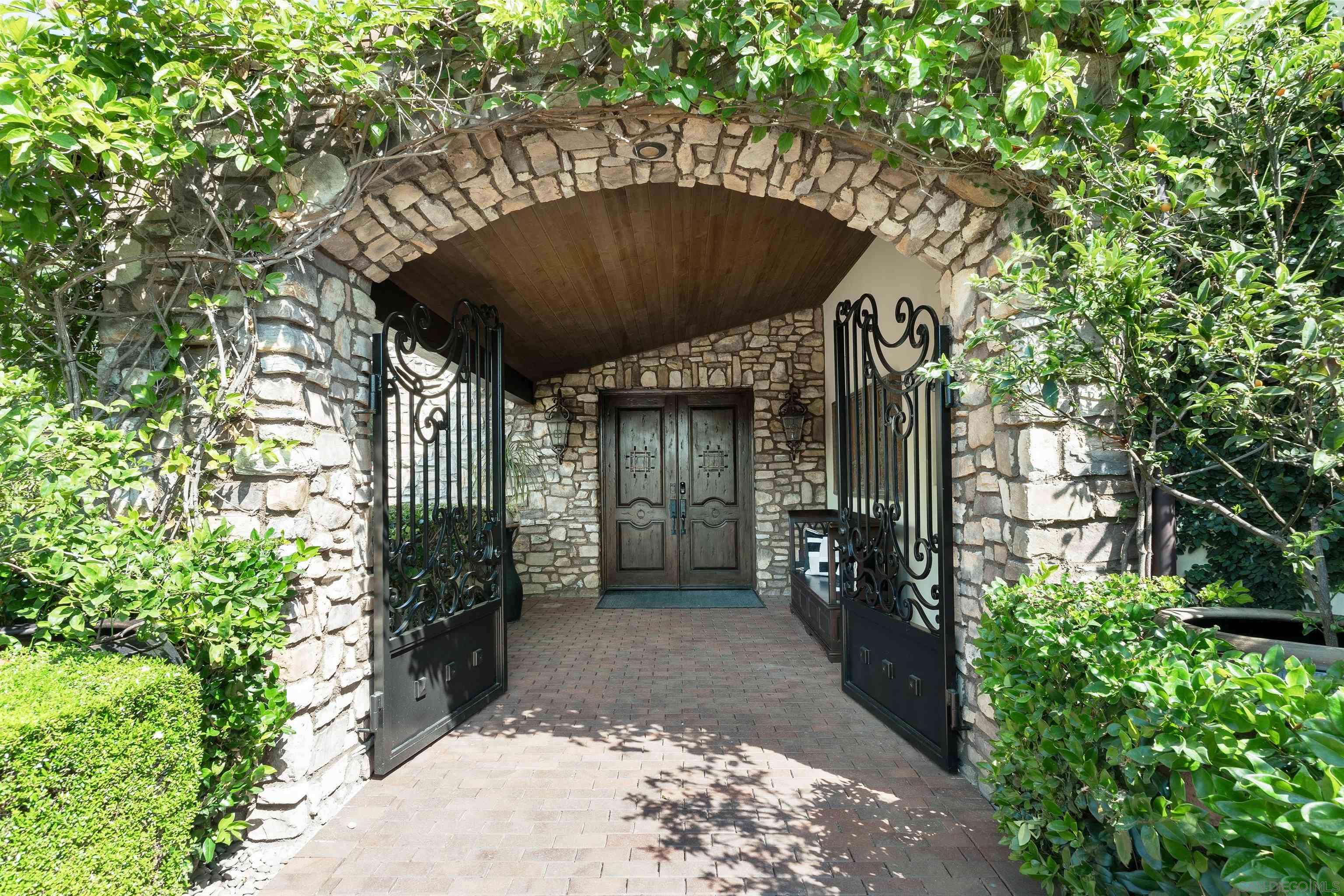 8325 Santaluz Pointe