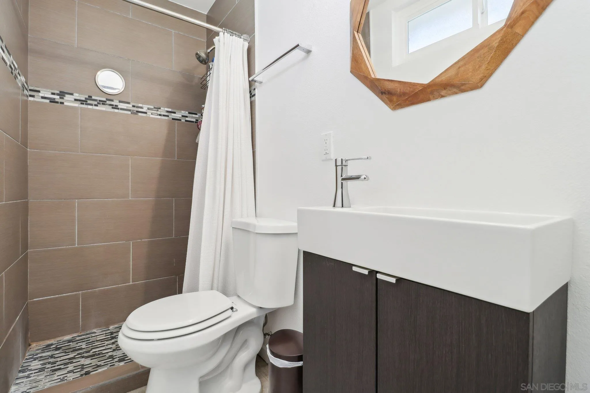 Carlsbad, California 92008, United States, 4 Bedrooms Bedrooms, ,3 BathroomsBathrooms,Residential,Active,83243