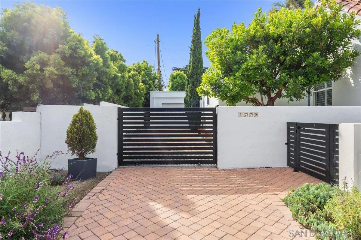 San Diego, California 92106, United States, 4 Bedrooms Bedrooms, ,4 BathroomsBathrooms,Residential,Pending,142204