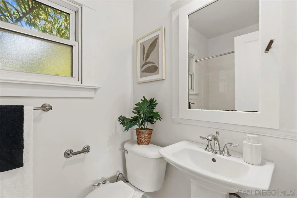 San Diego, California 92106, United States, 4 Bedrooms Bedrooms, ,4 BathroomsBathrooms,Residential,Pending,142204