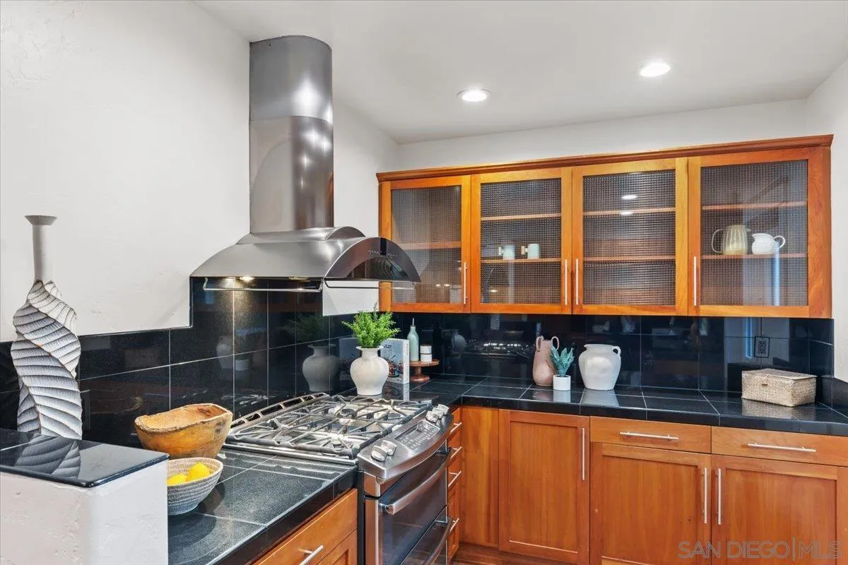 San Diego, California 92106, United States, 4 Bedrooms Bedrooms, ,4 BathroomsBathrooms,Residential,Pending,142204