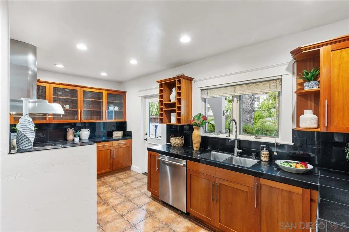 San Diego, California 92106, United States, 4 Bedrooms Bedrooms, ,4 BathroomsBathrooms,Residential,Pending,142204