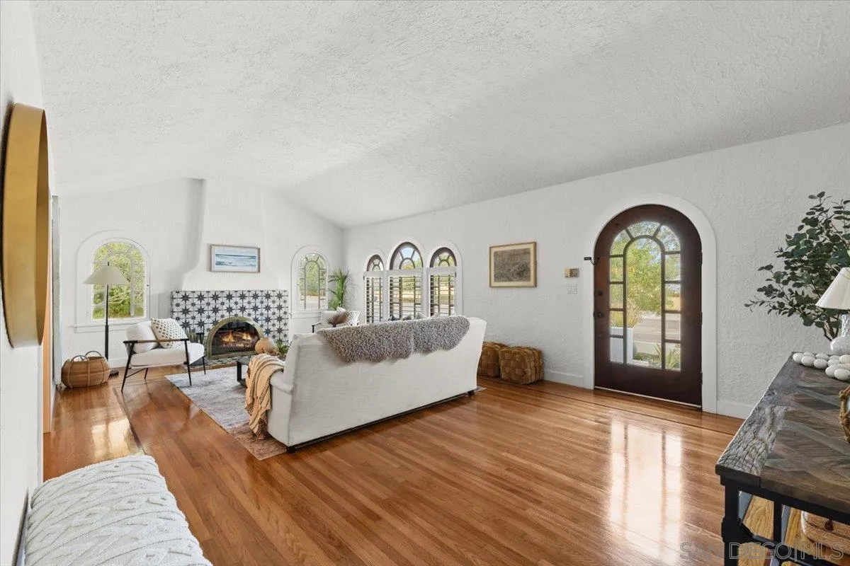 San Diego, California 92106, United States, 4 Bedrooms Bedrooms, ,4 BathroomsBathrooms,Residential,Pending,142204