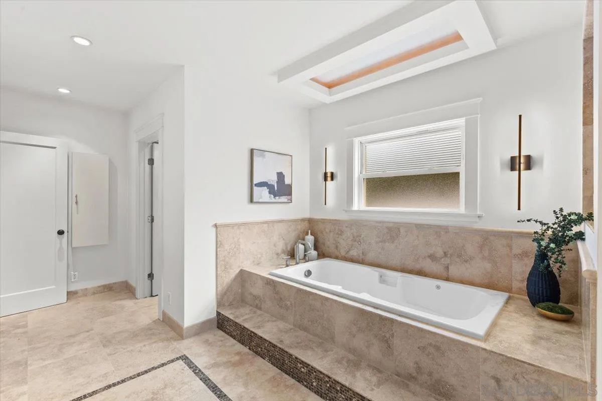 San Diego, California 92106, United States, 4 Bedrooms Bedrooms, ,4 BathroomsBathrooms,Residential,Pending,142204