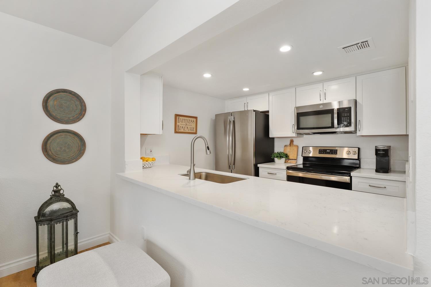 15086 Avenida Venusto 223