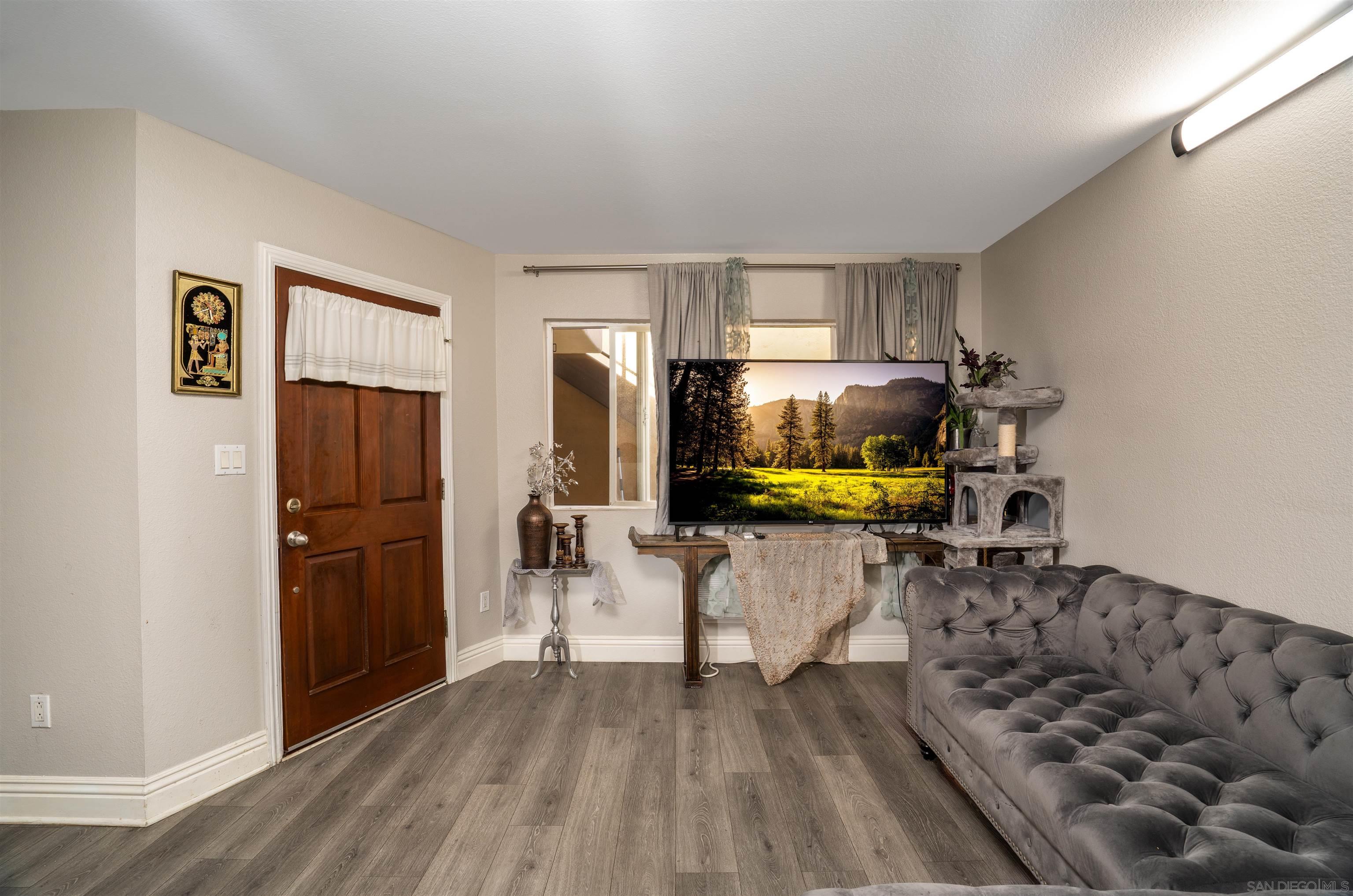 1160 E Lexington Ave 6