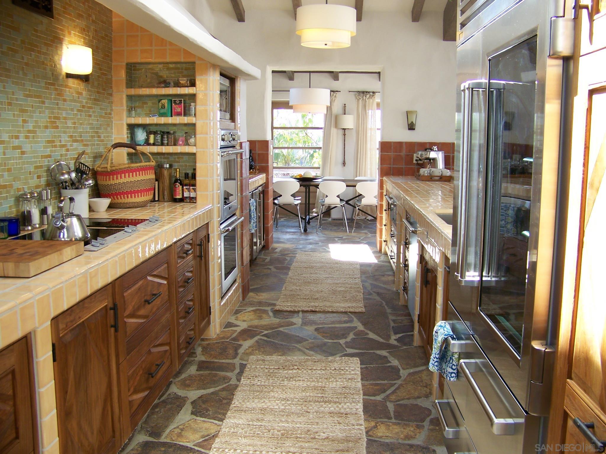 1105 Stratford Ct