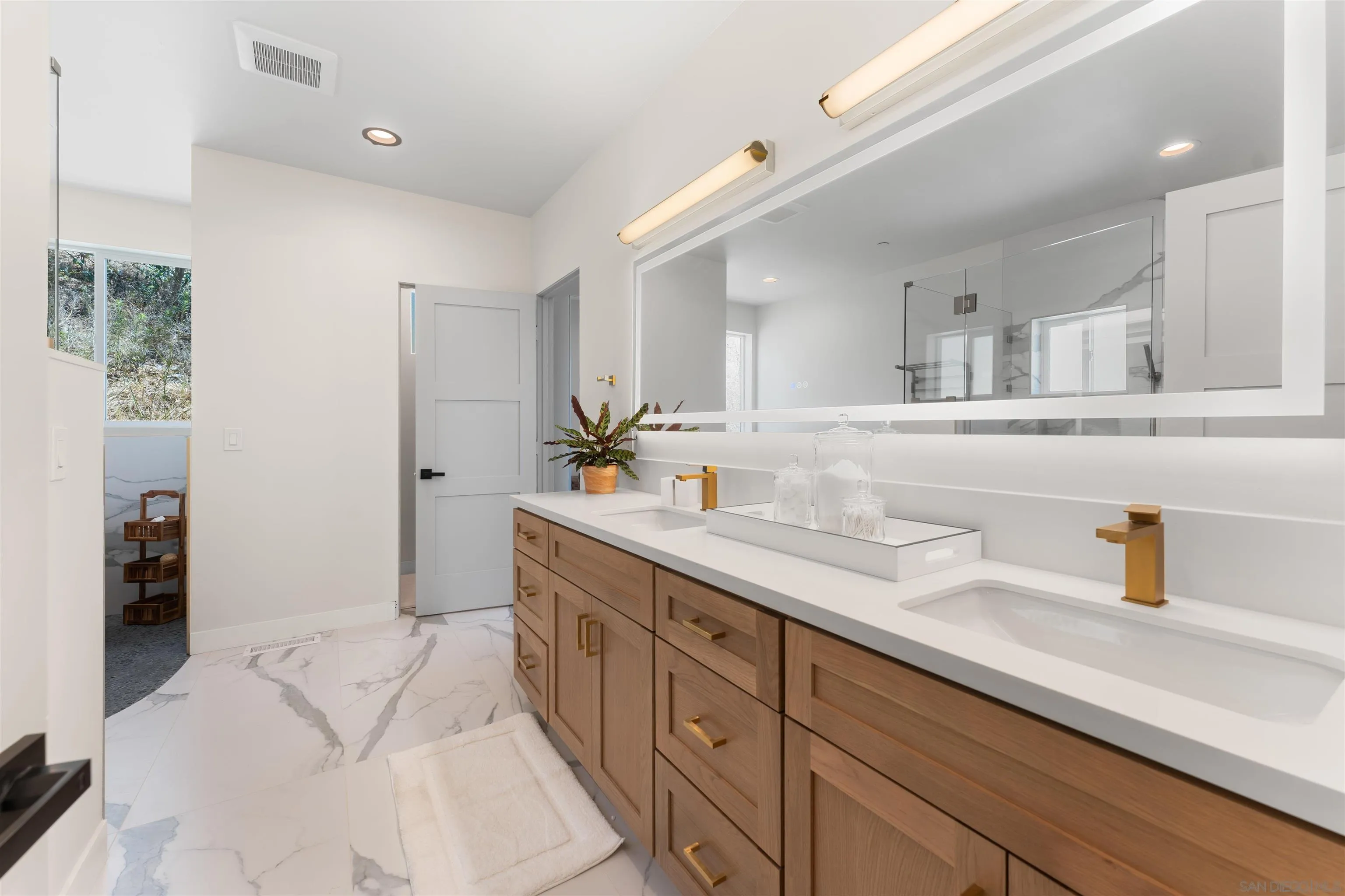 Escondido, California 92025, United States, 5 Bedrooms Bedrooms, ,4 BathroomsBathrooms,Residential,Active,67311