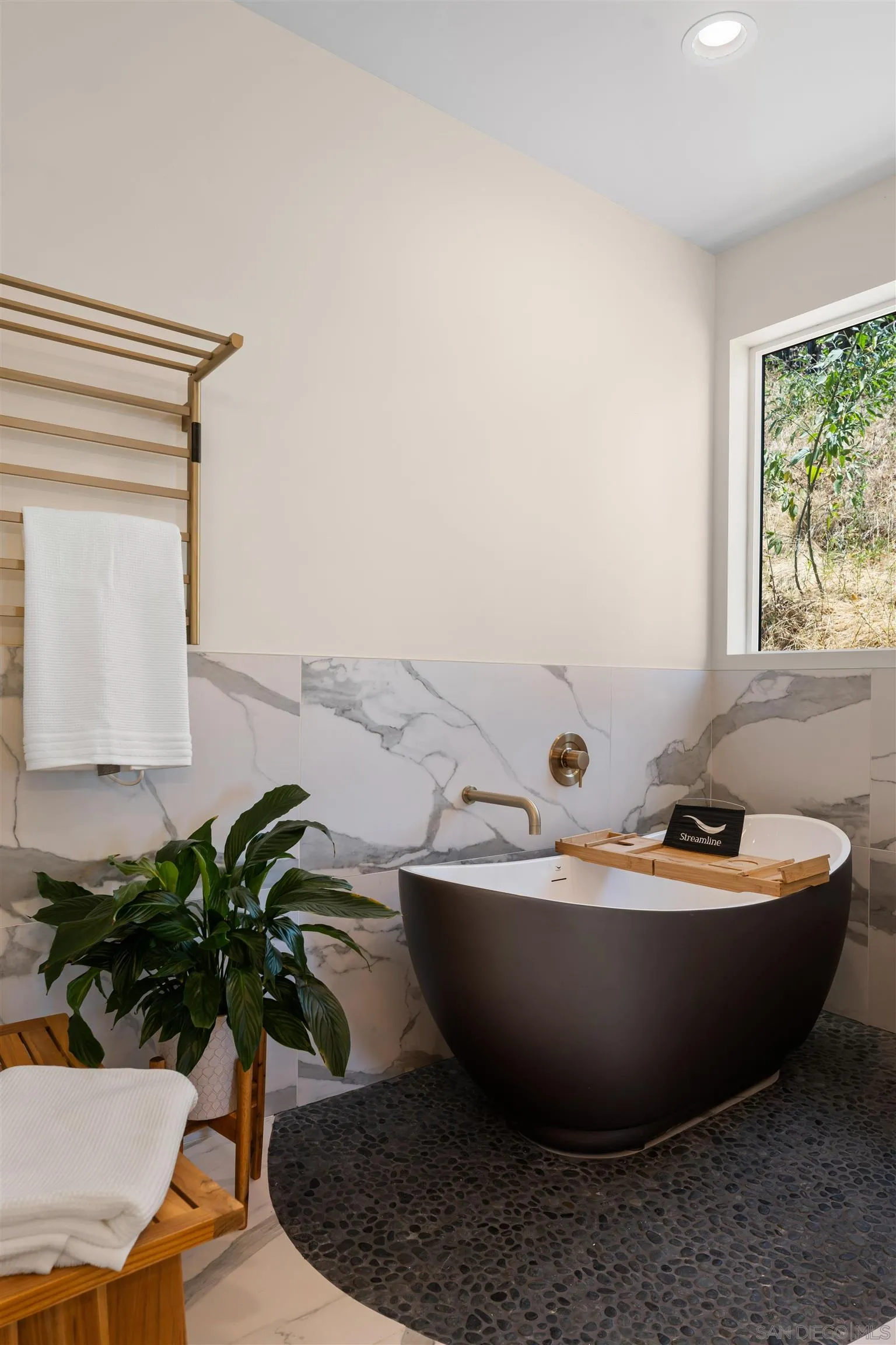 Escondido, California 92025, United States, 5 Bedrooms Bedrooms, ,4 BathroomsBathrooms,Residential,Active,67311