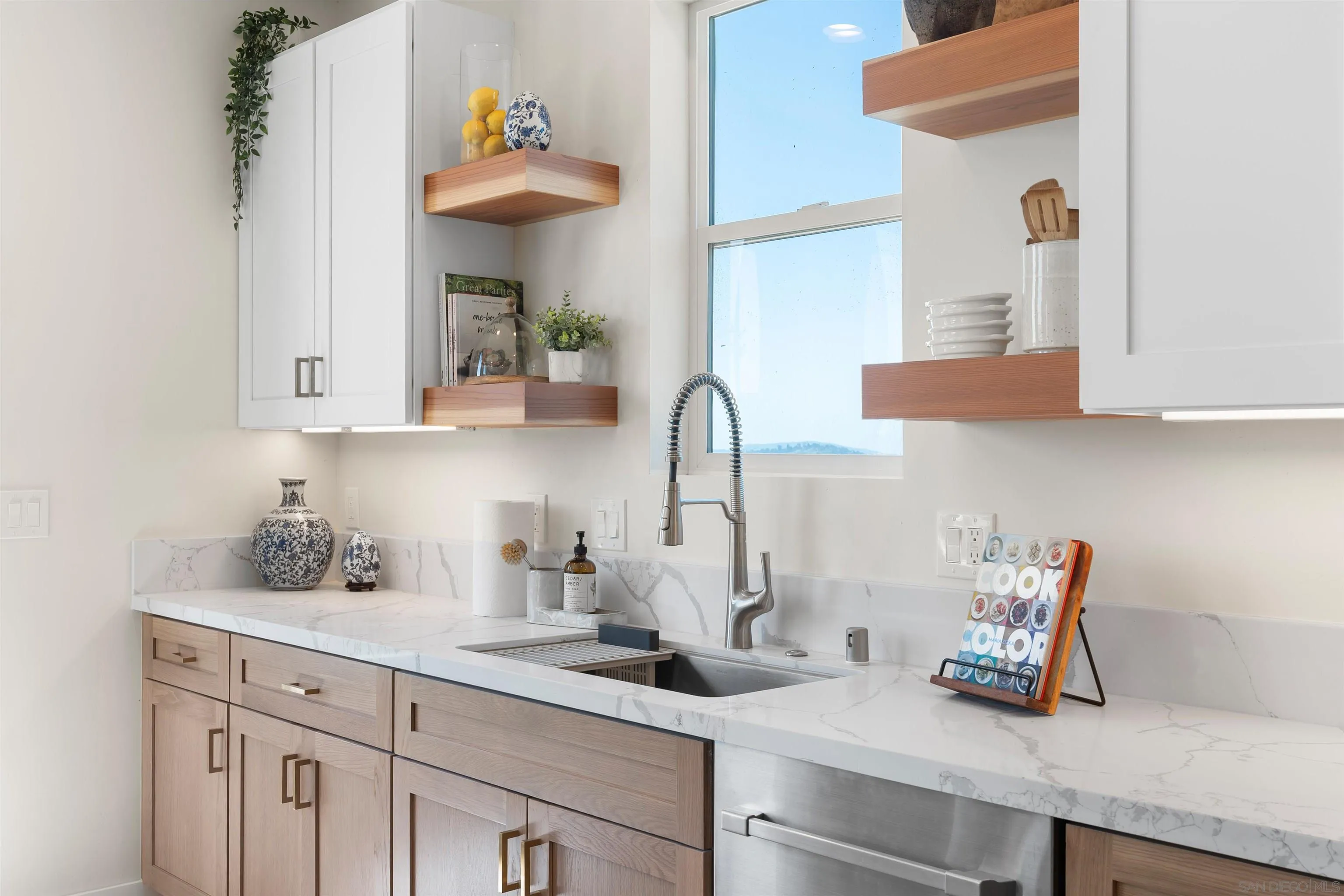 Escondido, California 92025, United States, 5 Bedrooms Bedrooms, ,4 BathroomsBathrooms,Residential,Active,67311