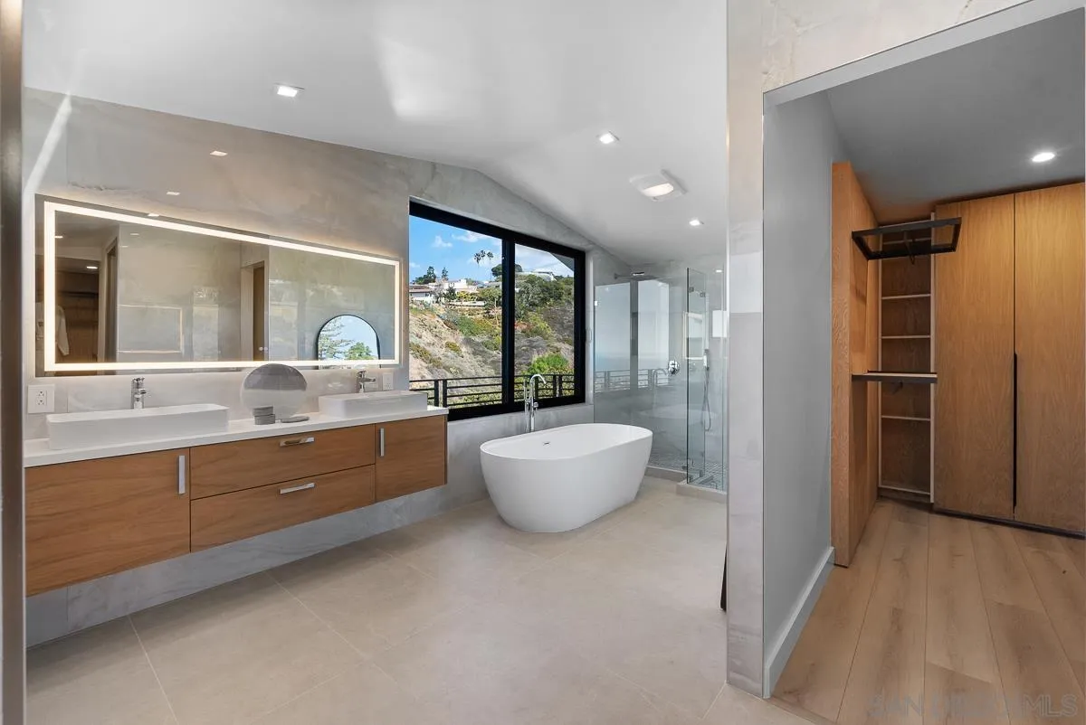 La Jolla, California 92037, United States, 4 Bedrooms Bedrooms, ,5 BathroomsBathrooms,Residential,Pending,85430