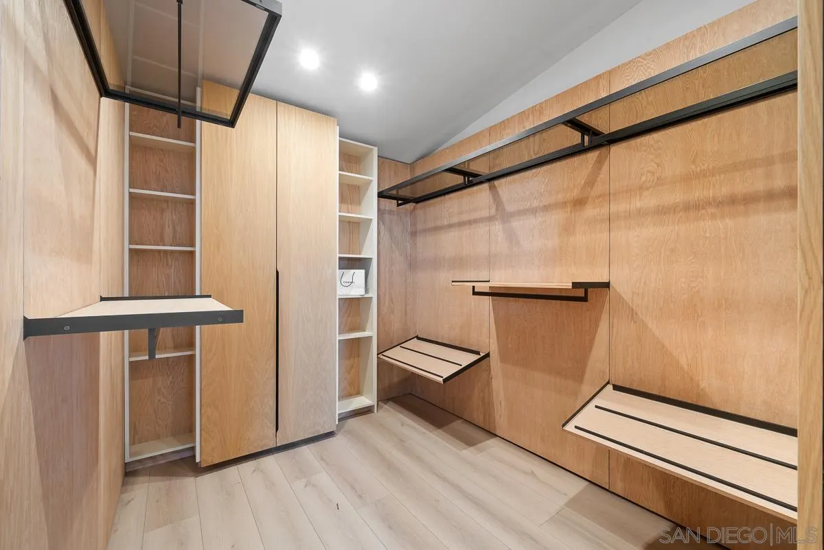 La Jolla, California 92037, United States, 4 Bedrooms Bedrooms, ,5 BathroomsBathrooms,Residential,Pending,85430