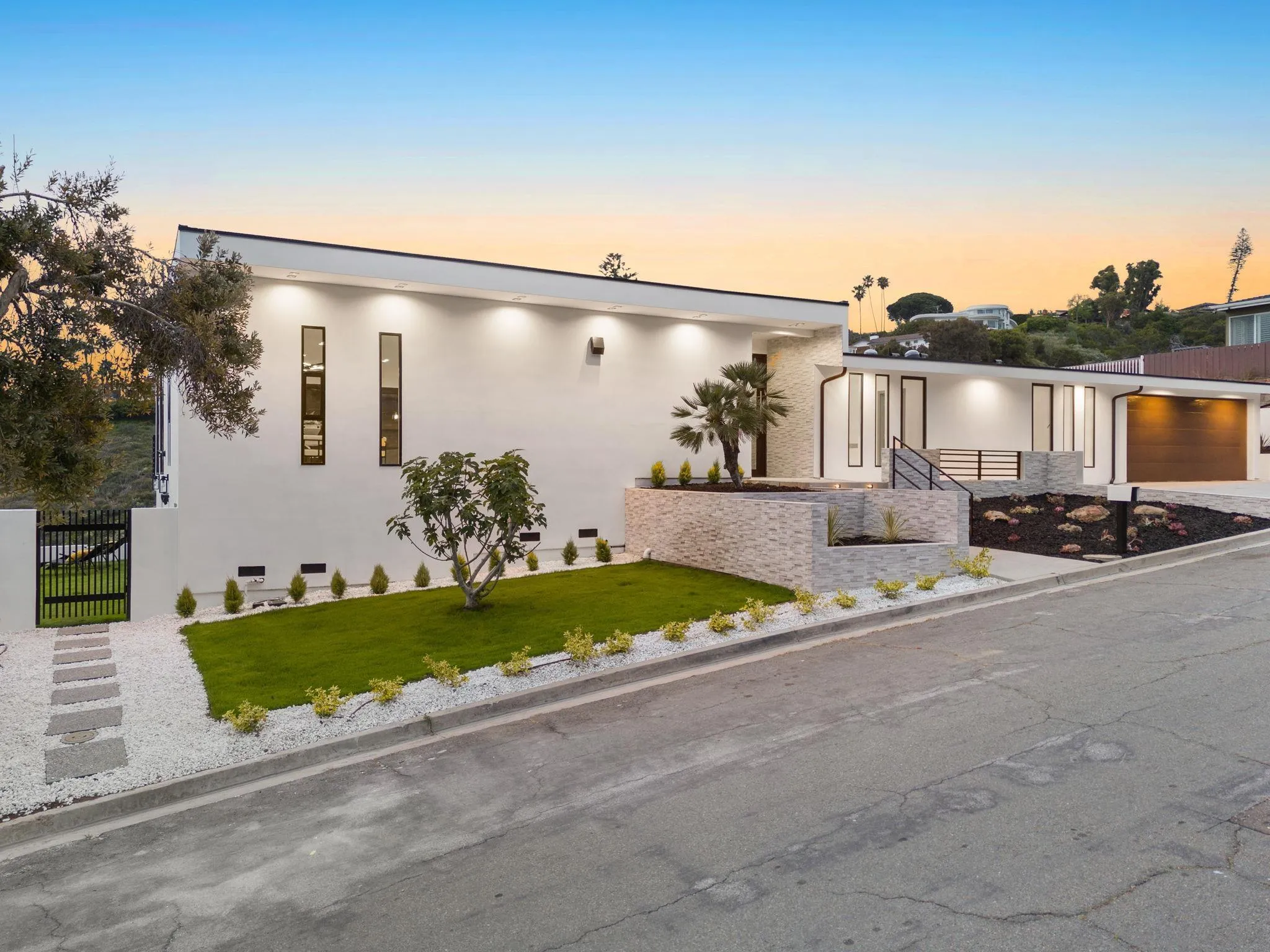 La Jolla, California 92037, United States, 4 Bedrooms Bedrooms, ,5 BathroomsBathrooms,Residential,Pending,85430