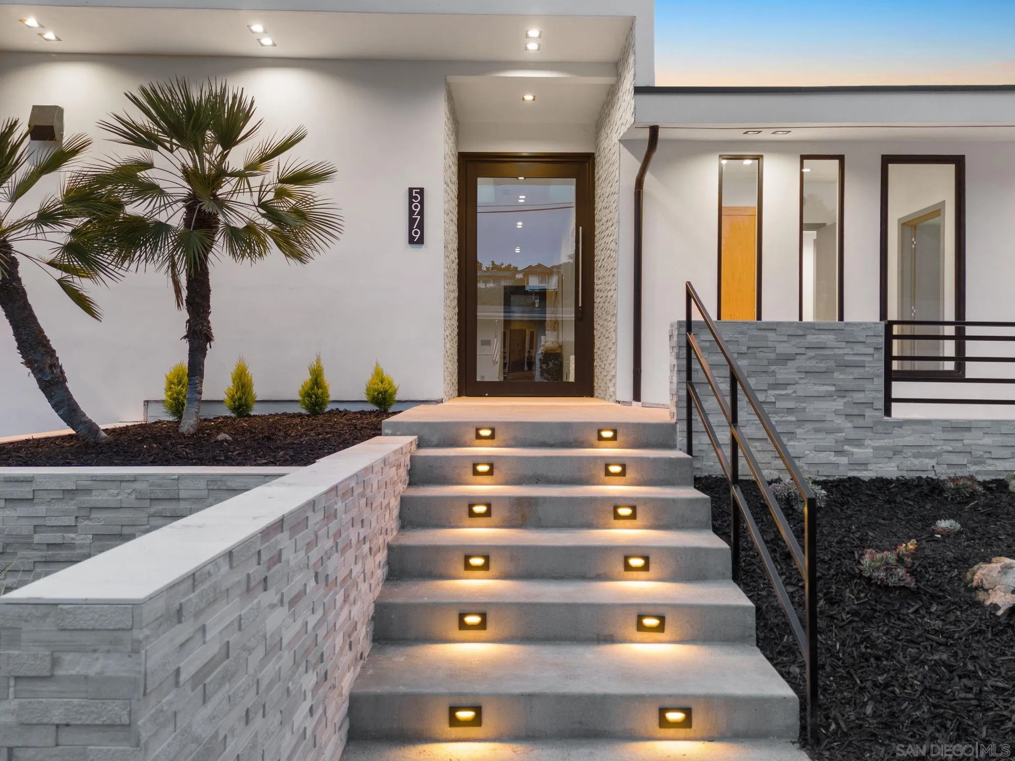 La Jolla, California 92037, United States, 4 Bedrooms Bedrooms, ,5 BathroomsBathrooms,Residential,Pending,85430