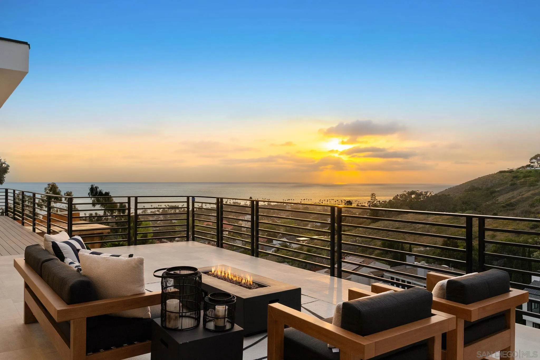 La Jolla, California 92037, United States, 4 Bedrooms Bedrooms, ,5 BathroomsBathrooms,Residential,Pending,85430