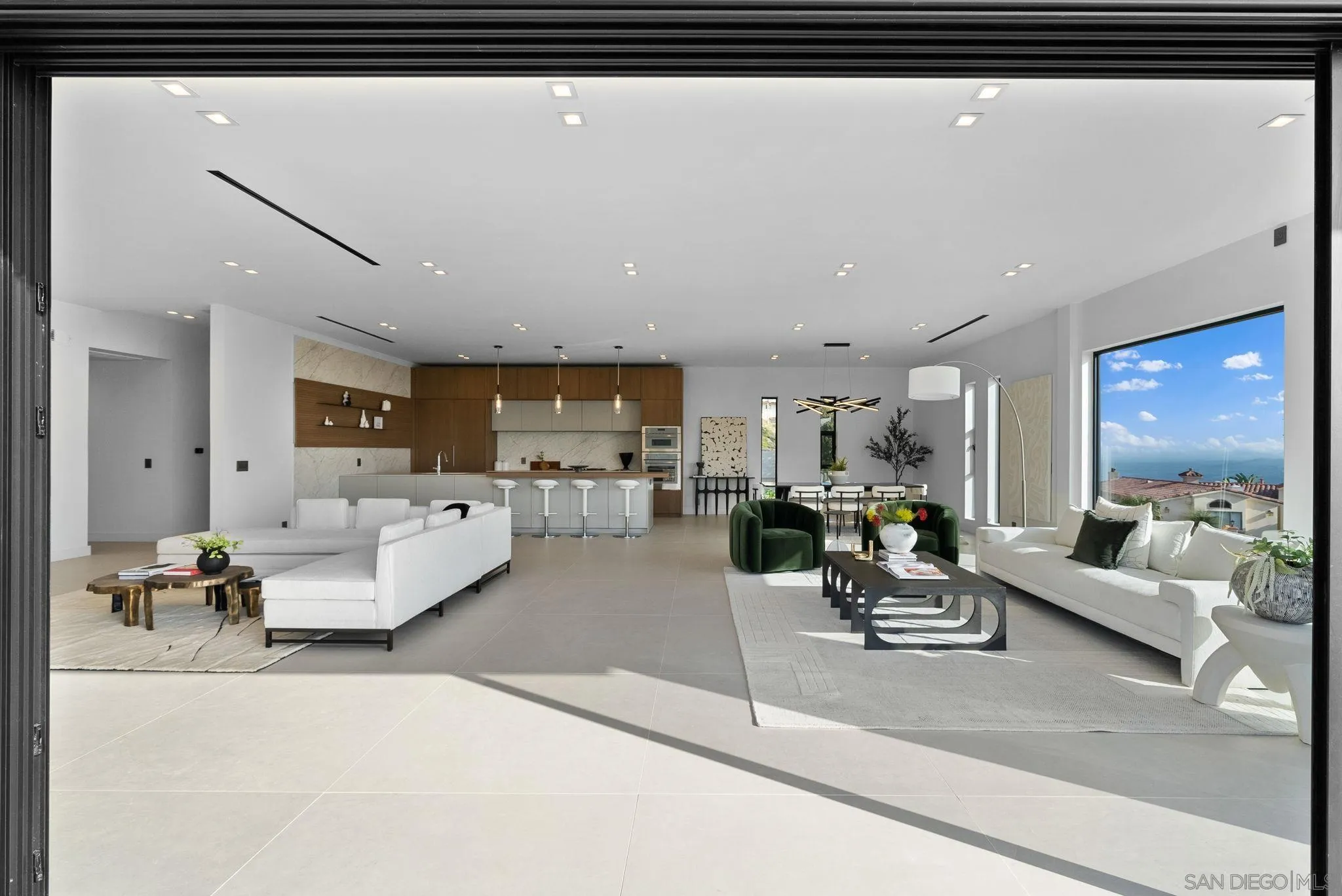 La Jolla, California 92037, United States, 4 Bedrooms Bedrooms, ,5 BathroomsBathrooms,Residential,Pending,85430