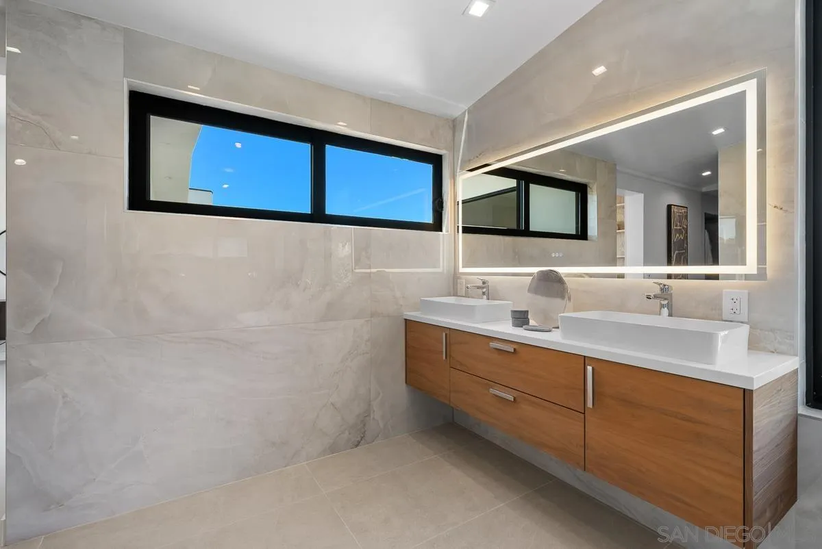 La Jolla, California 92037, United States, 4 Bedrooms Bedrooms, ,5 BathroomsBathrooms,Residential,Pending,85430