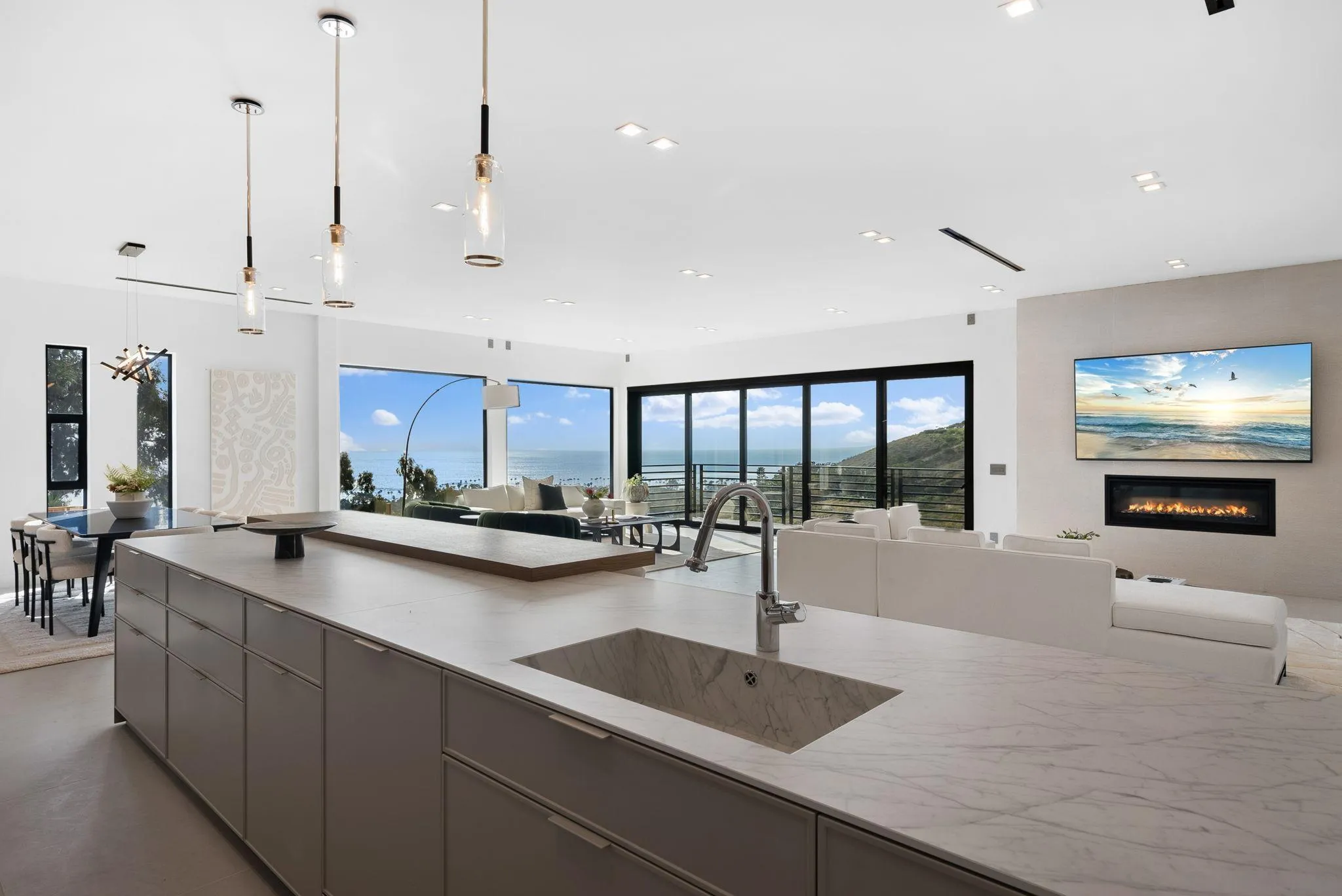 La Jolla, California 92037, United States, 4 Bedrooms Bedrooms, ,5 BathroomsBathrooms,Residential,Pending,85430