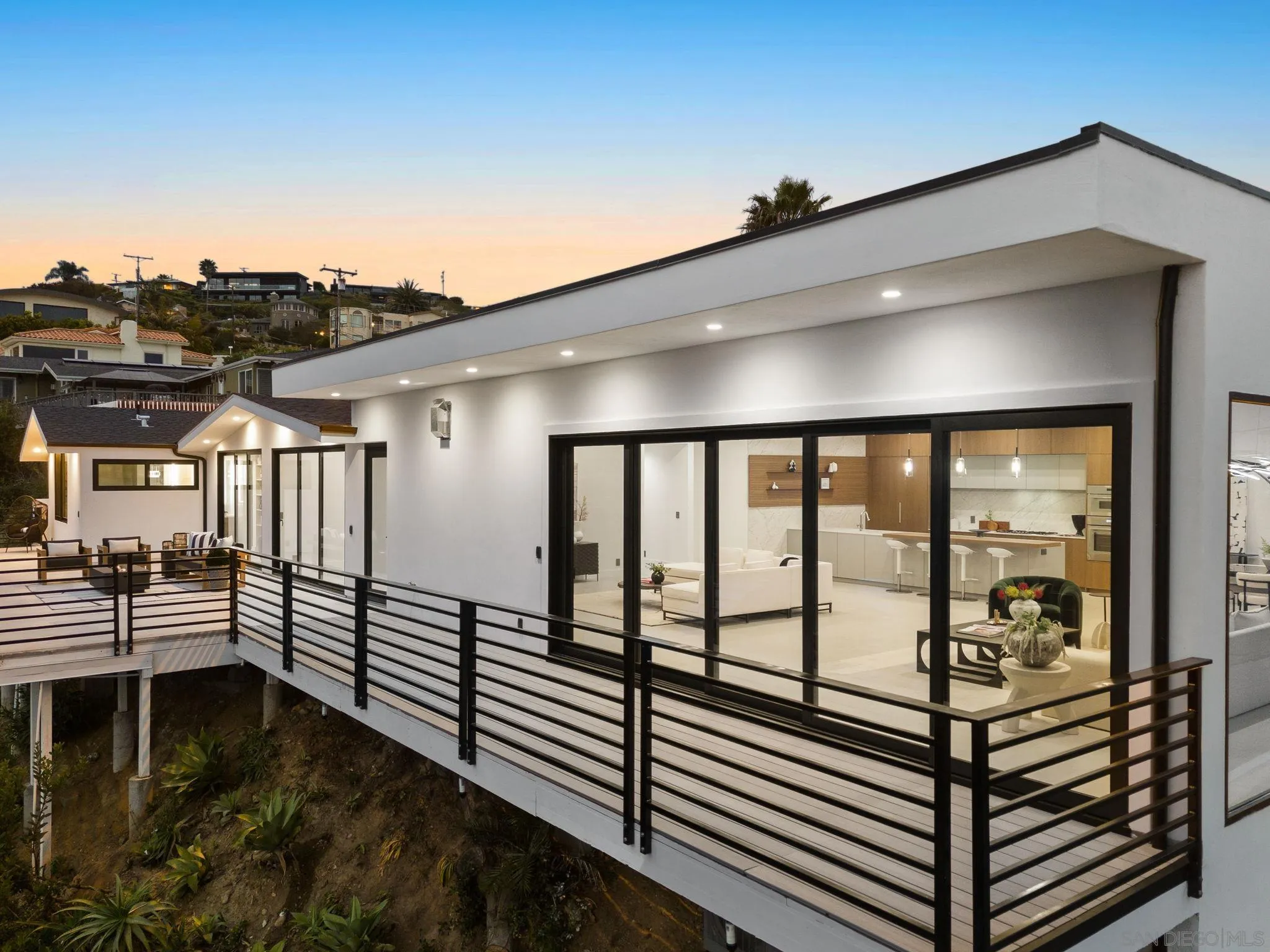 La Jolla, California 92037, United States, 4 Bedrooms Bedrooms, ,5 BathroomsBathrooms,Residential,Pending,85430